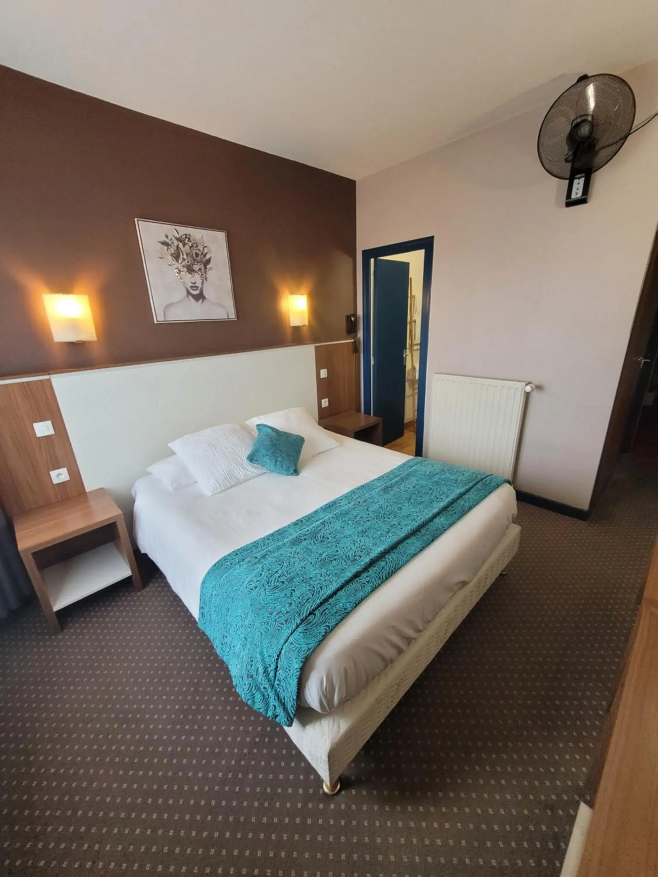 Queen Room - single occupancy in Atlantic Hôtel Queen Room - single occupancy in Atlantic Hôtel