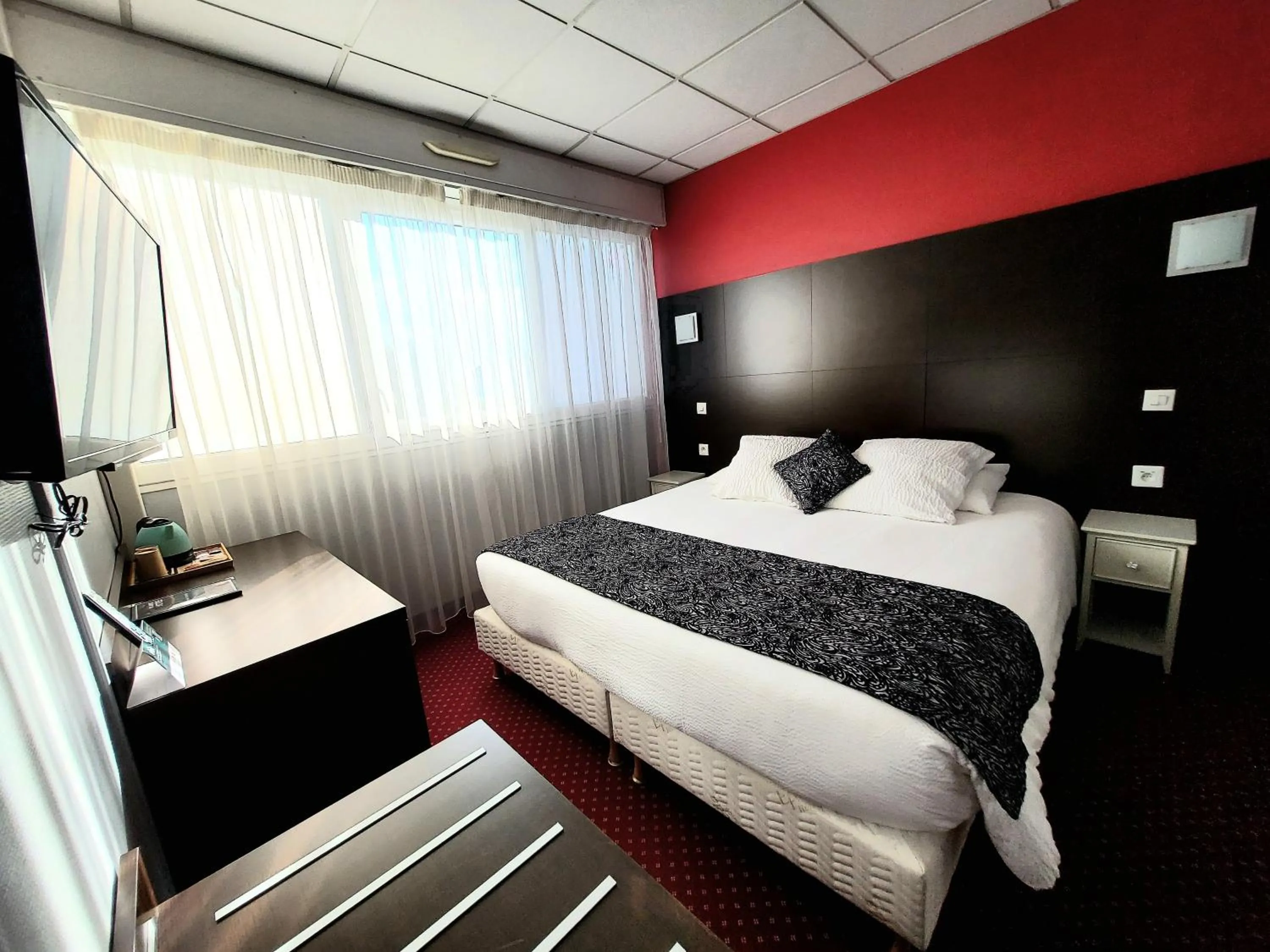 Photo of the whole room, Bed in Atlantic Hôtel