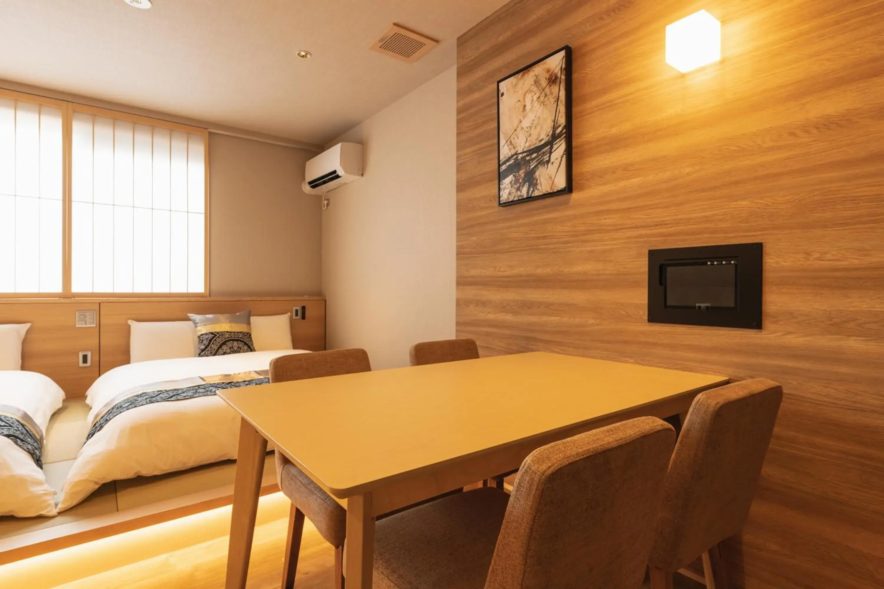 Dining area, Bed in GRAND BASE Iolani Dining area, Bed in GRAND BASE Iolani