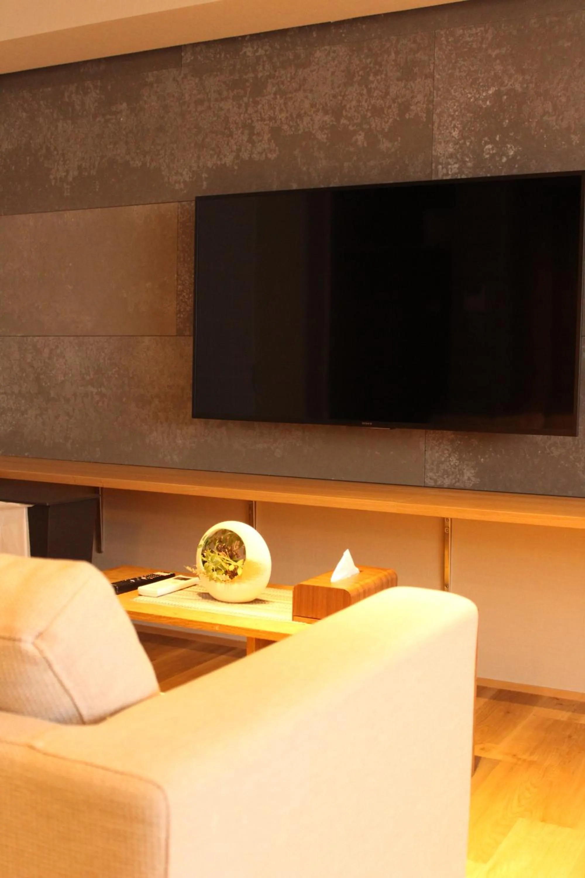 Photo of the whole room in GRAND BASE Iolani