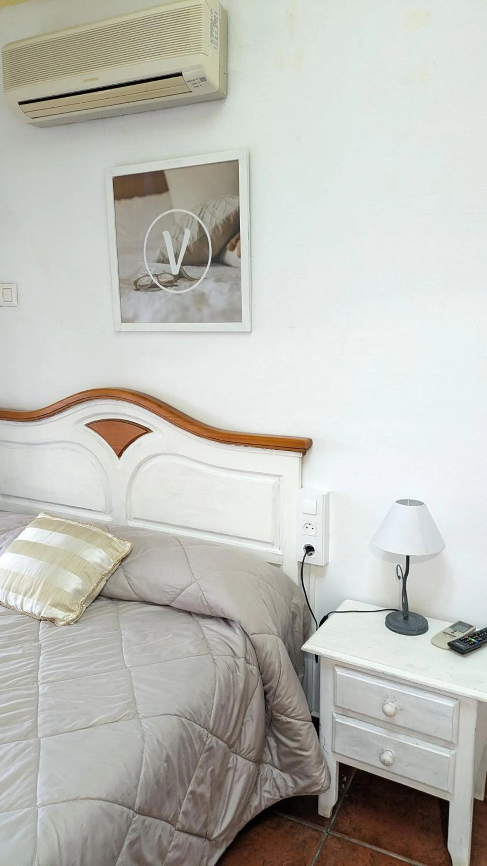 Bed in Hotel Las Palmeras by Vivere Stays