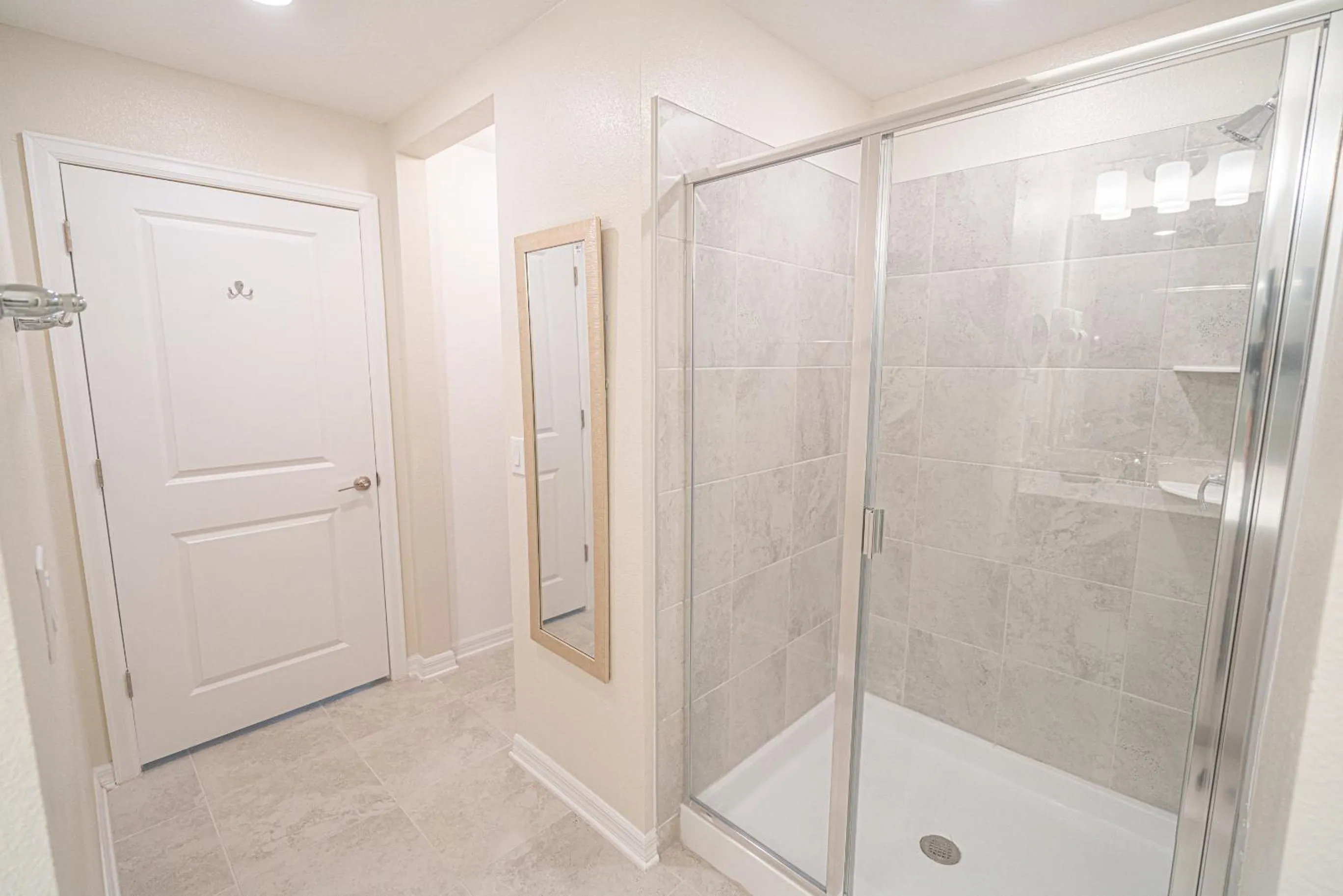 Shower in Only 5 Miles from Disney! Free Water Park! 2 Bed, 2 Bath Condo, Sleeps 8