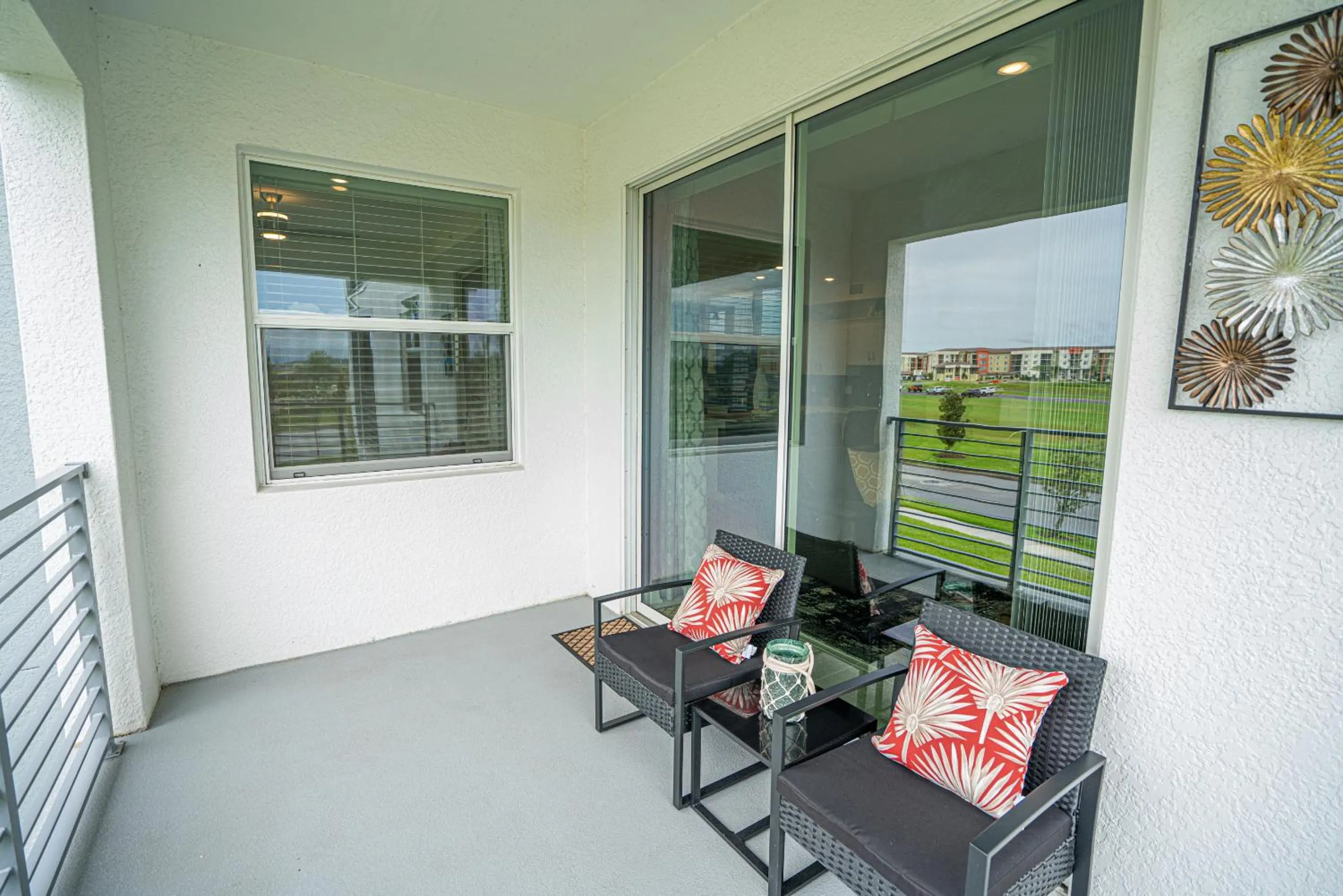 Patio in Only 5 Miles from Disney! Free Water Park! 2 Bed, 2 Bath Condo, Sleeps 8