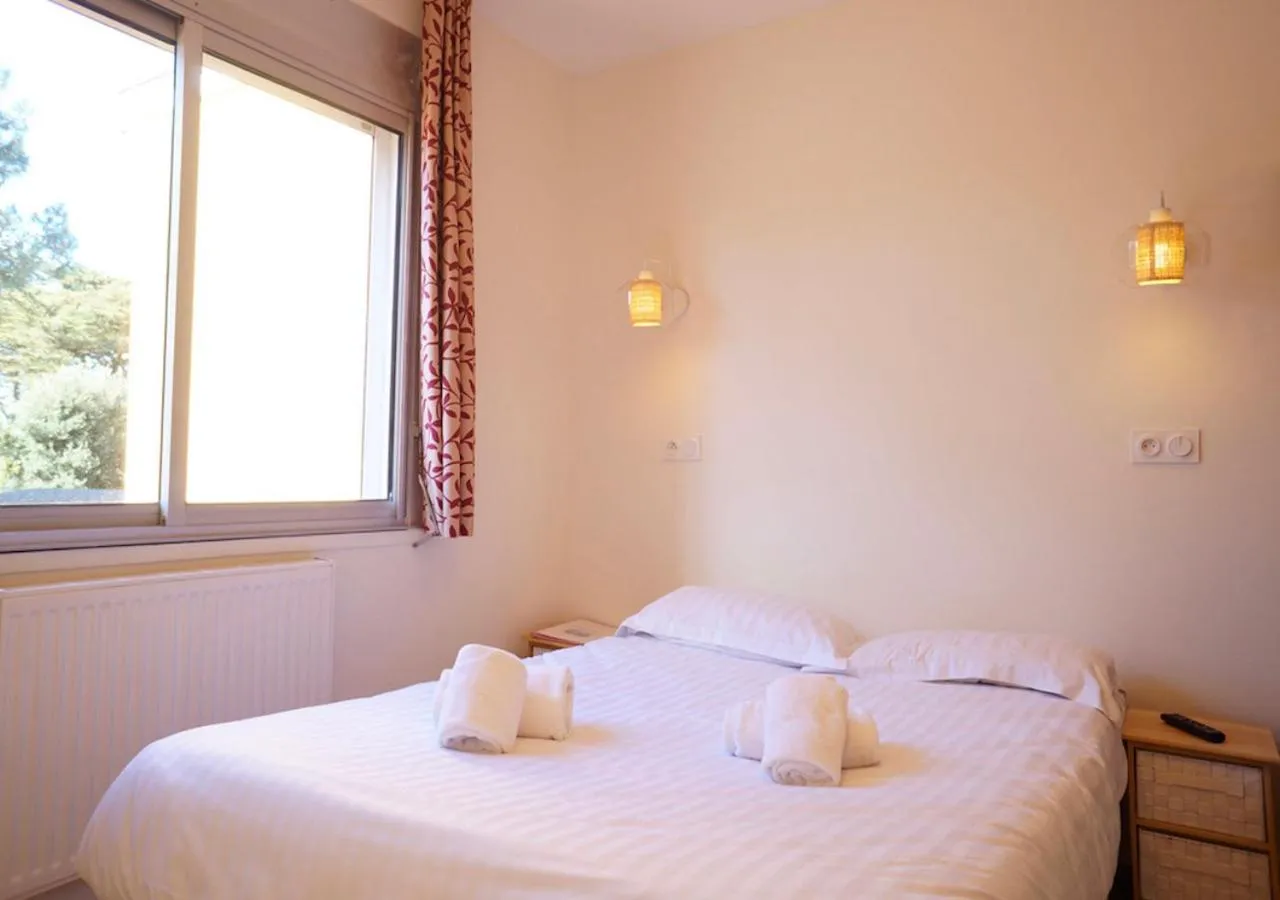 Bedroom, Bed in Hotel et Studios Le Marina Baie de La Baule