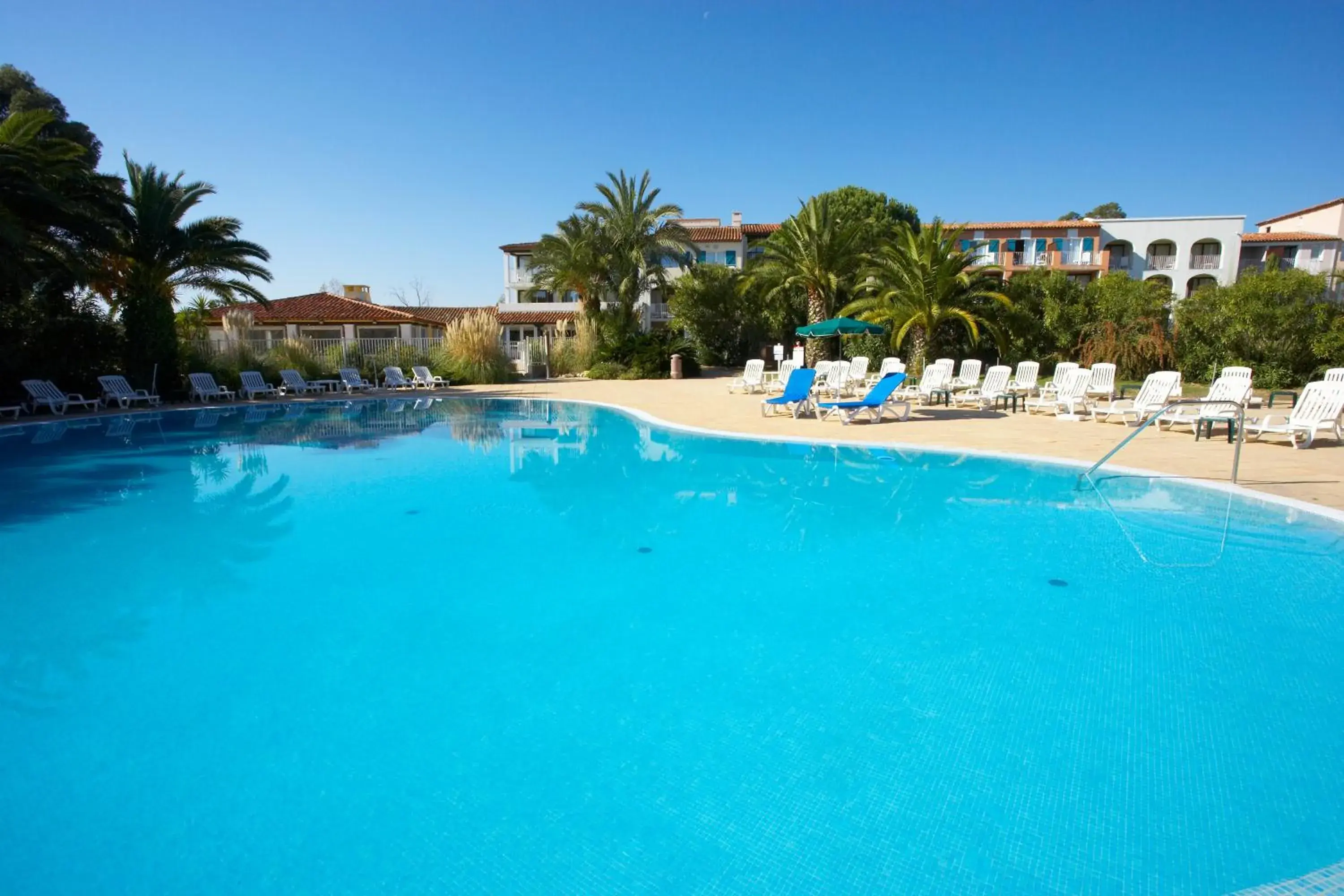 Swimming pool in SOWELL HÔTELS du Golfe de Saint-Tropez Swimming pool in SOWELL HÔTELS du Golfe de Saint-Tropez