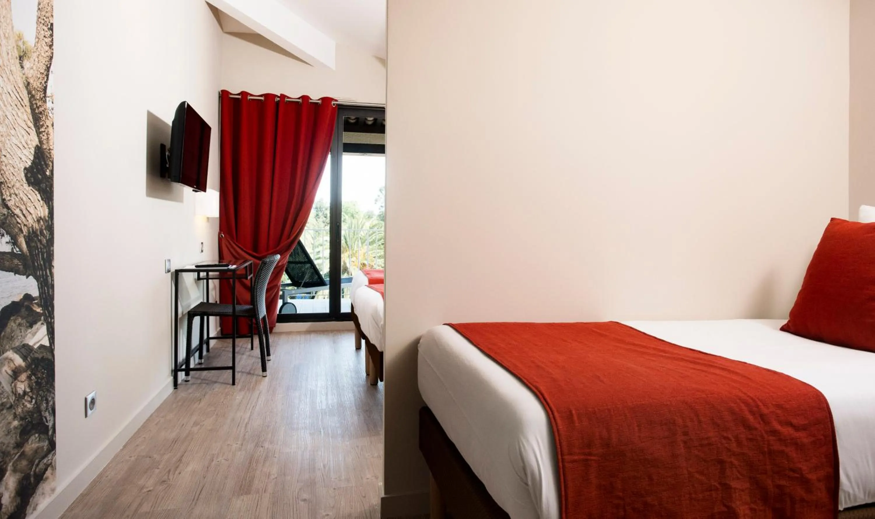 Photo of the whole room, Bed in SOWELL HÔTELS du Golfe de Saint-Tropez