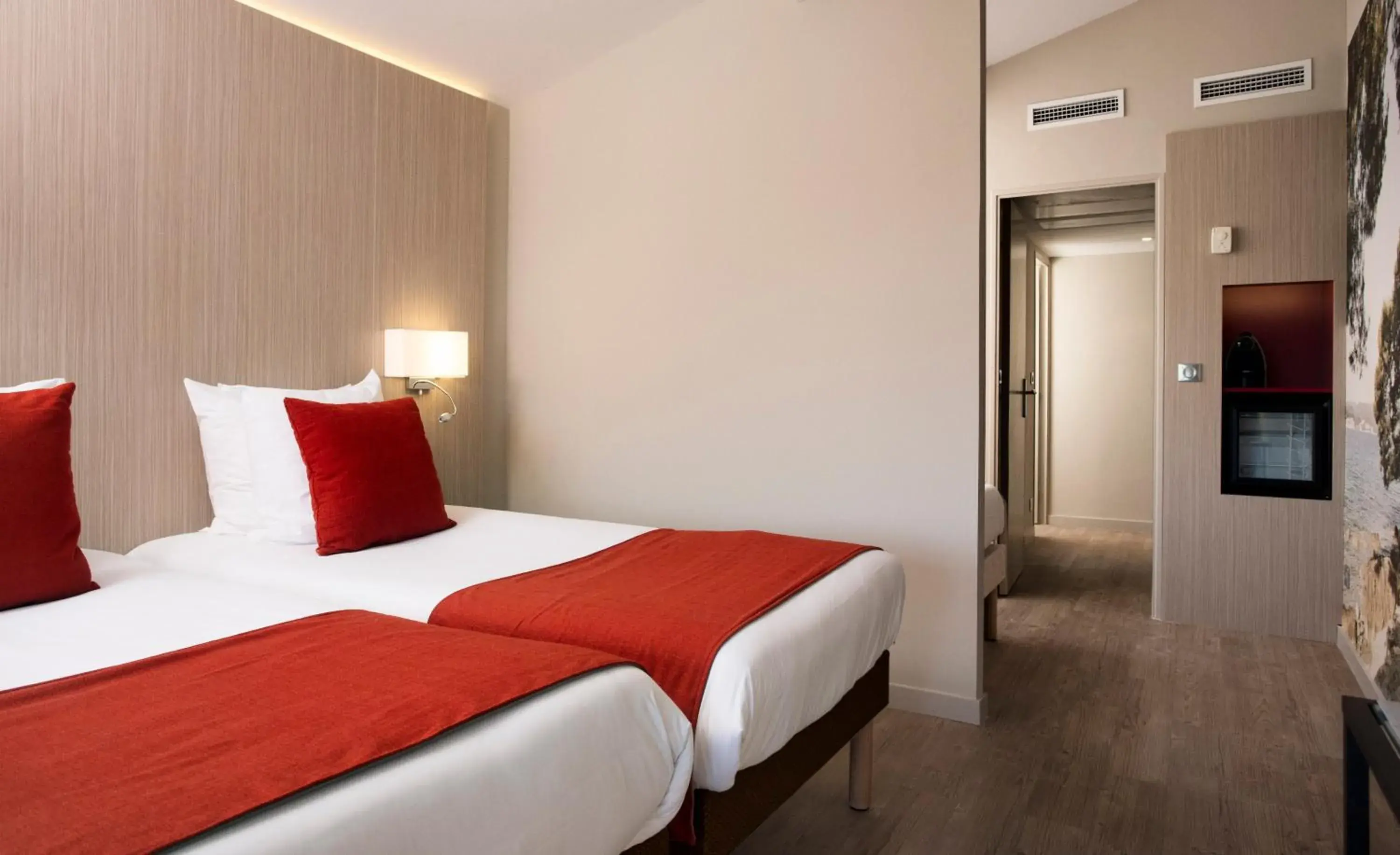 Photo of the whole room, Bed in SOWELL HÔTELS du Golfe de Saint-Tropez Photo of the whole room, Bed in SOWELL HÔTELS du Golfe de Saint-Tropez