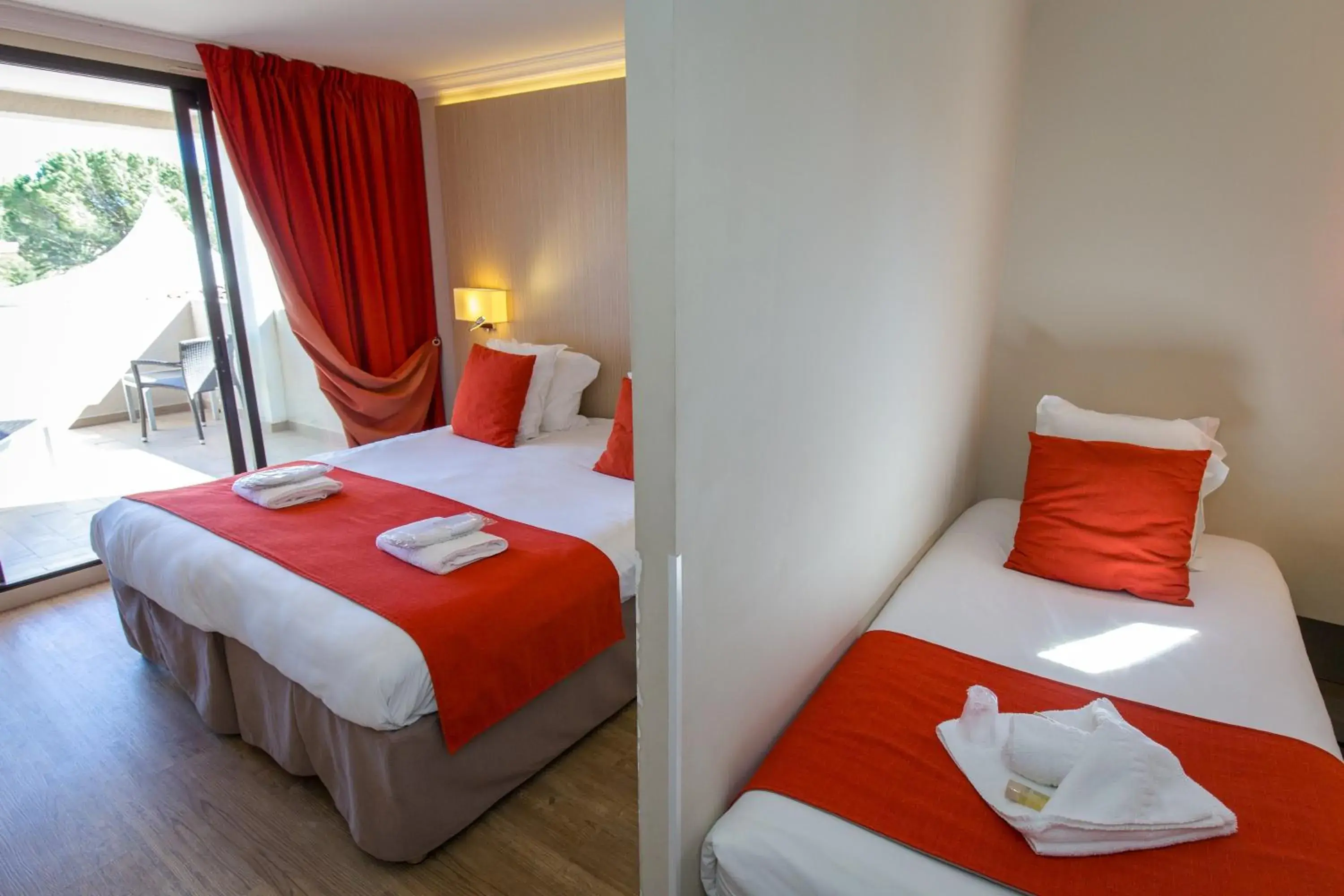 Photo of the whole room, Bed in SOWELL HÔTELS du Golfe de Saint-Tropez Photo of the whole room, Bed in SOWELL HÔTELS du Golfe de Saint-Tropez