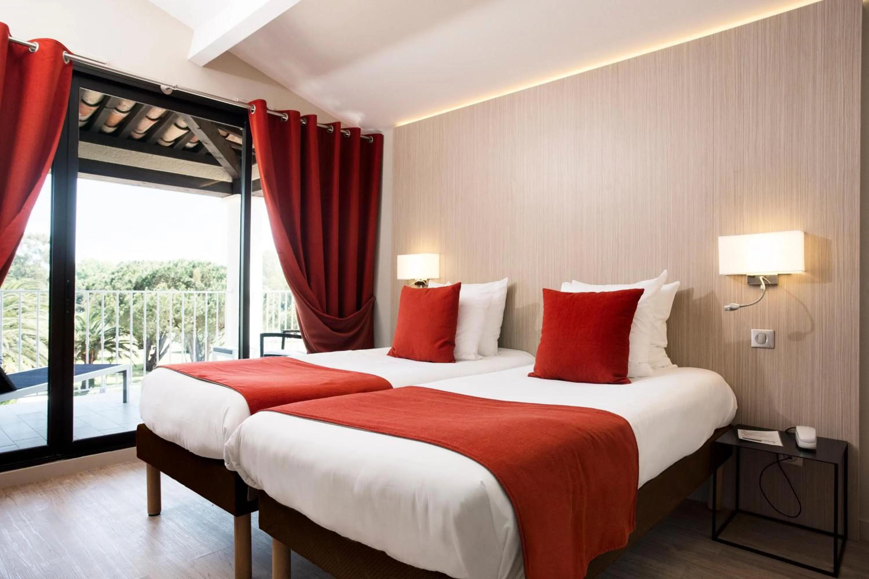 Balcony/Terrace, Bed in SOWELL HÔTELS du Golfe de Saint-Tropez