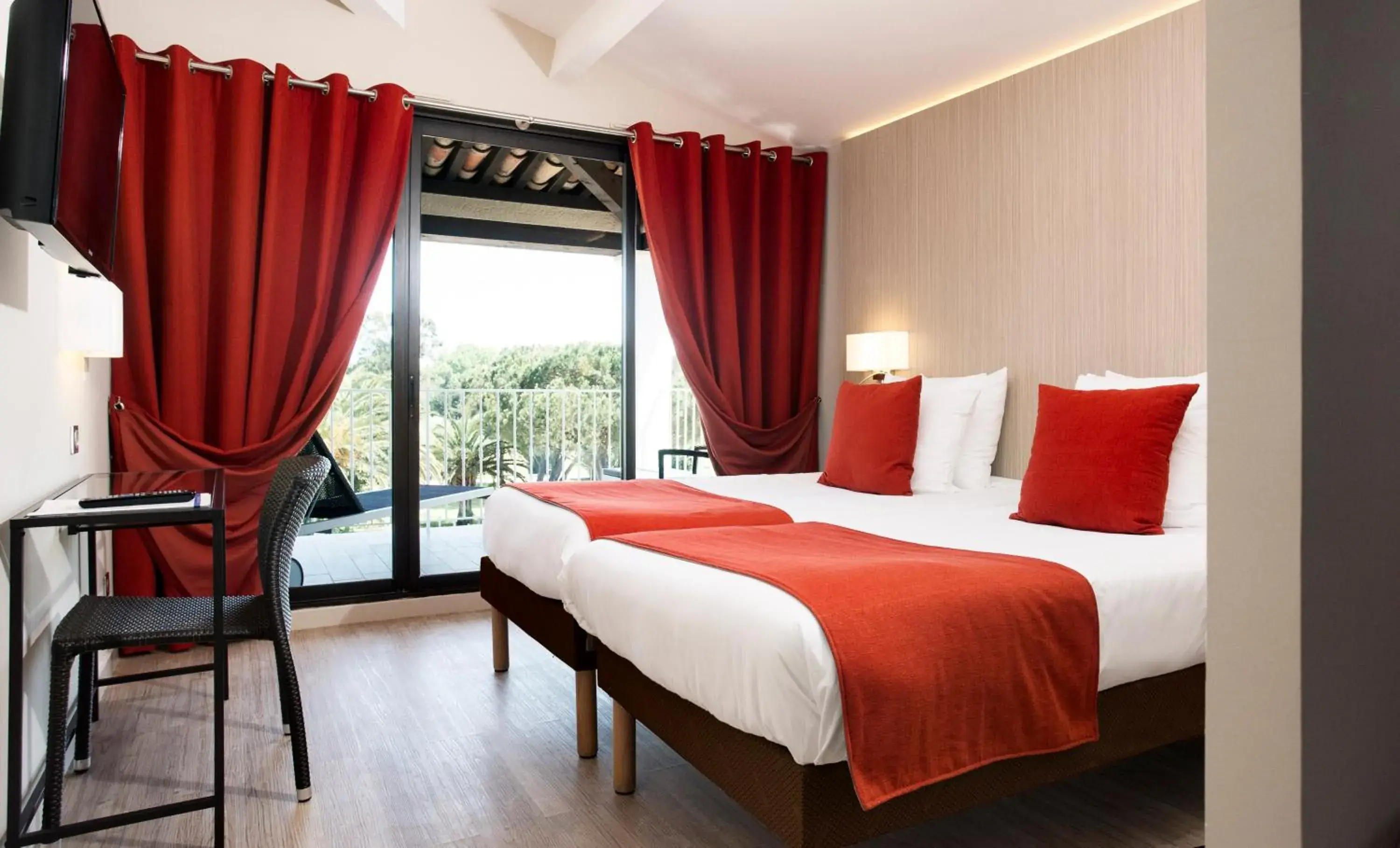 Balcony/Terrace, Bed in SOWELL HÔTELS du Golfe de Saint-Tropez Balcony/Terrace, Bed in SOWELL HÔTELS du Golfe de Saint-Tropez