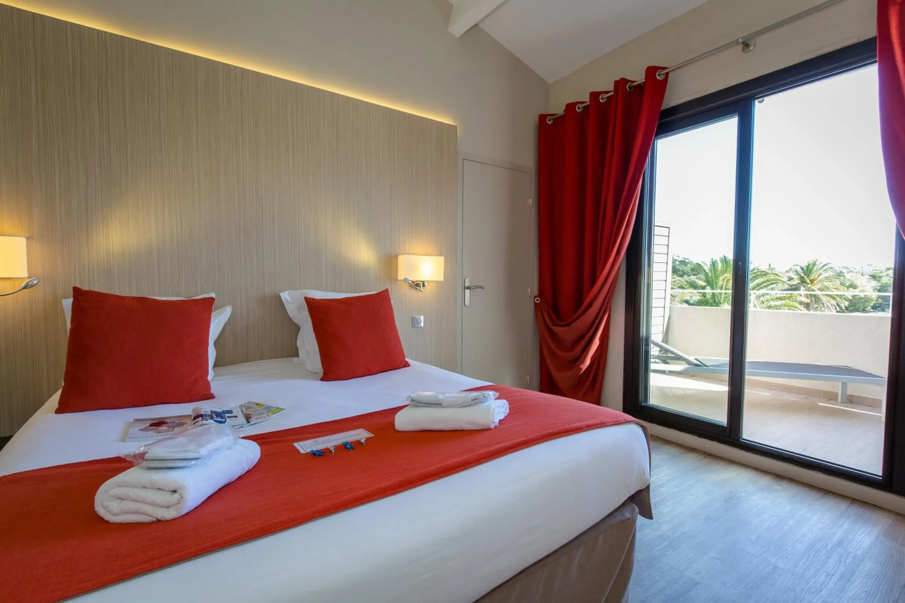 Photo of the whole room, Bed in SOWELL HÔTELS du Golfe de Saint-Tropez Photo of the whole room, Bed in SOWELL HÔTELS du Golfe de Saint-Tropez