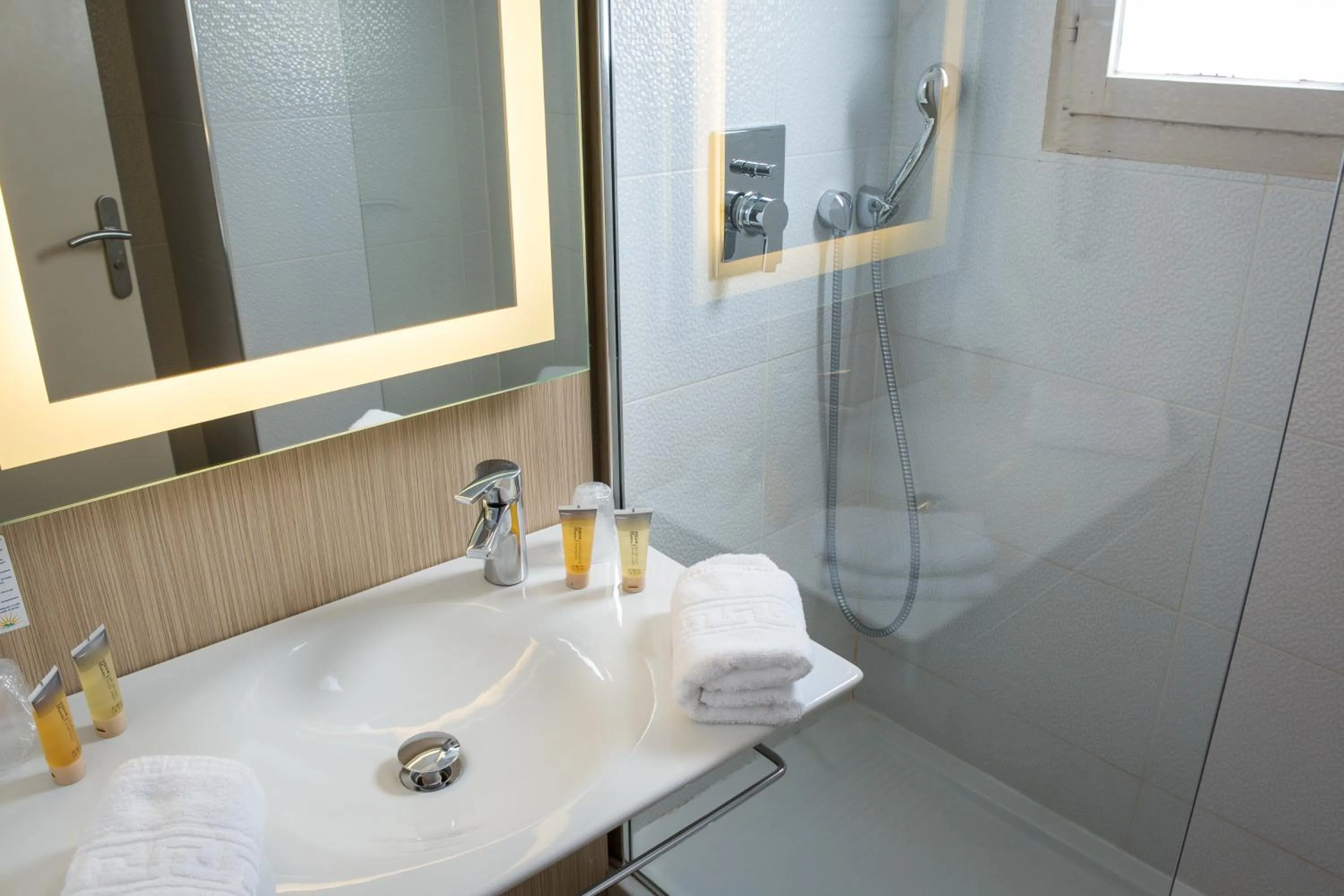 Bathroom in SOWELL HÔTELS du Golfe de Saint-Tropez