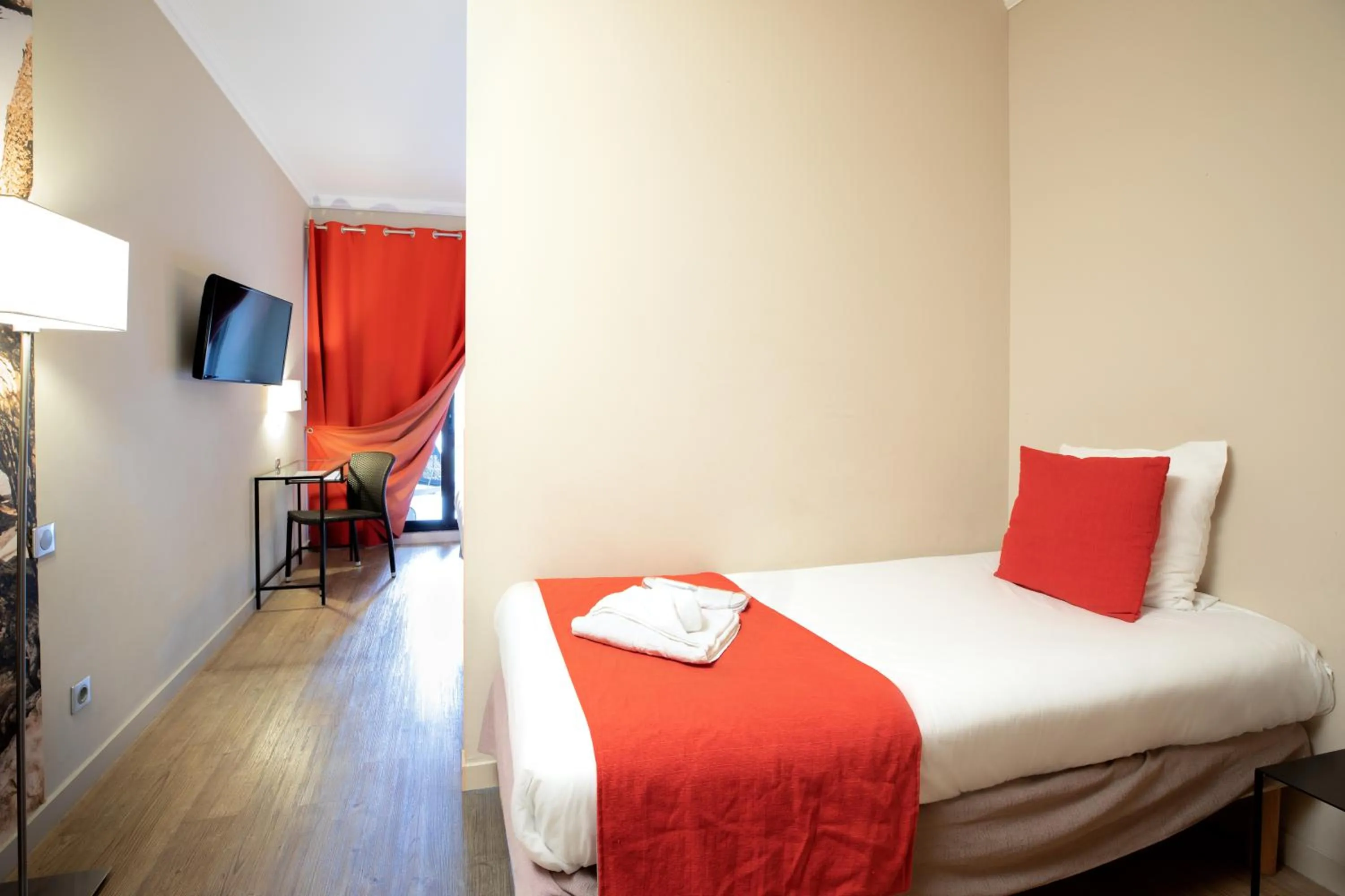 Bedroom, Bed in SOWELL HÔTELS du Golfe de Saint-Tropez