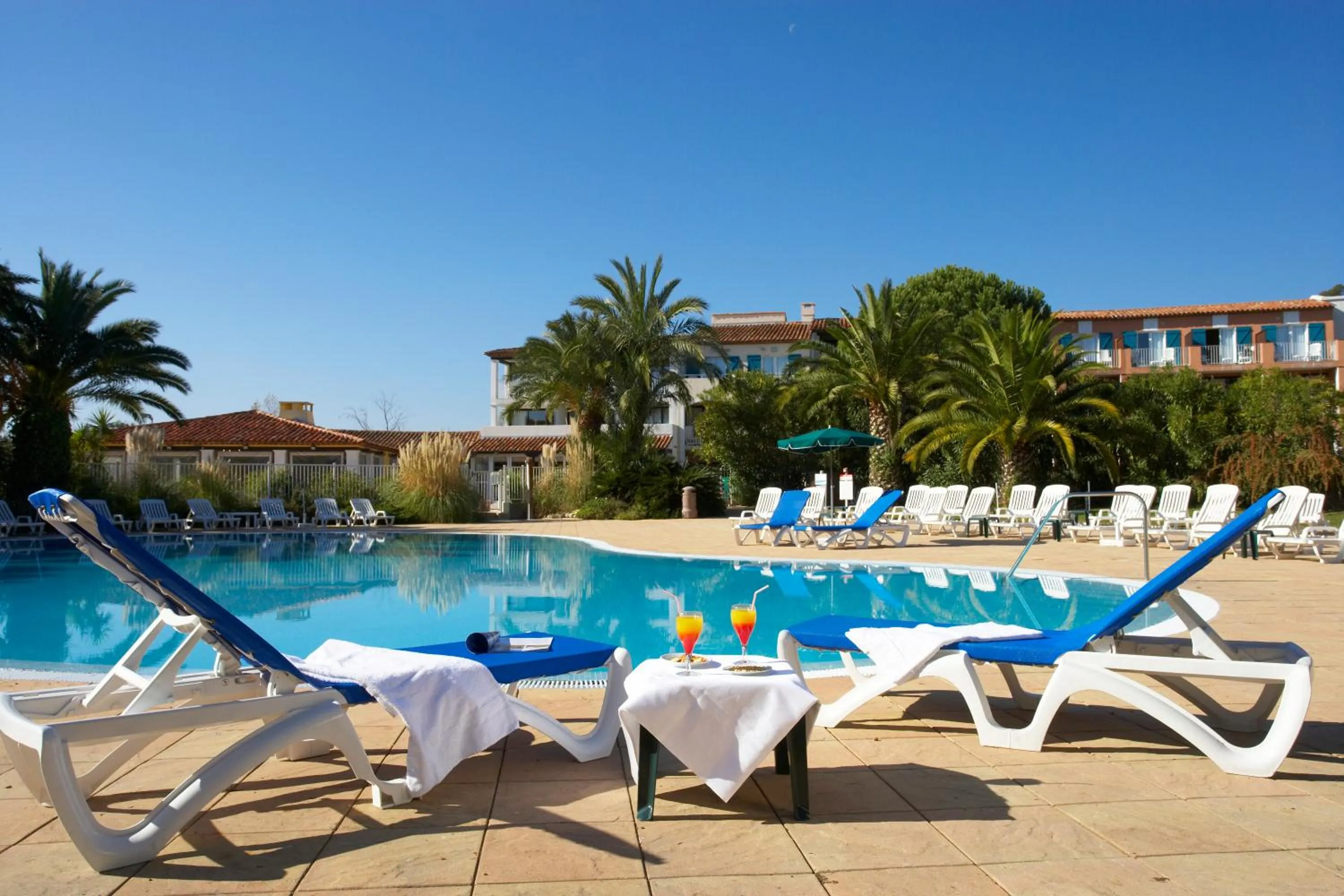 Swimming pool in SOWELL HÔTELS du Golfe de Saint-Tropez