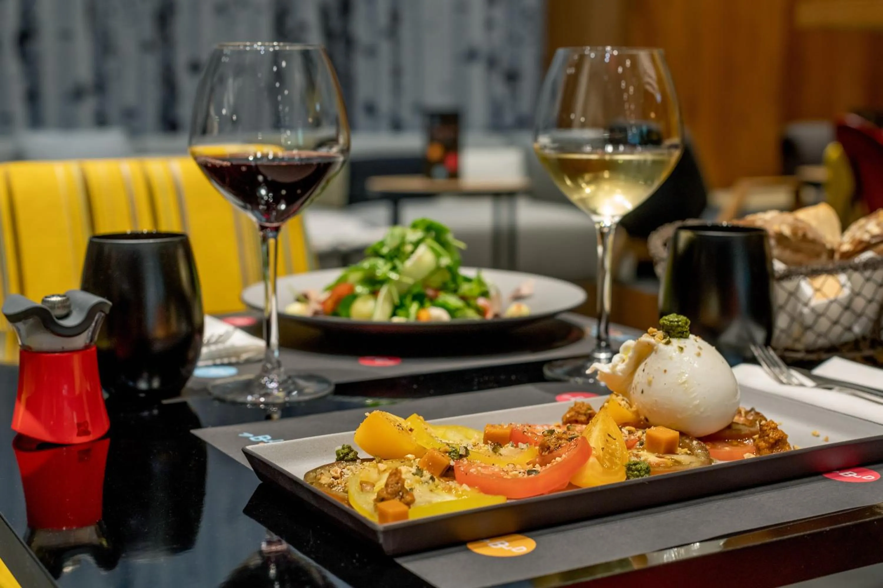 Restaurant/places to eat in Alpina Eclectic Hotel