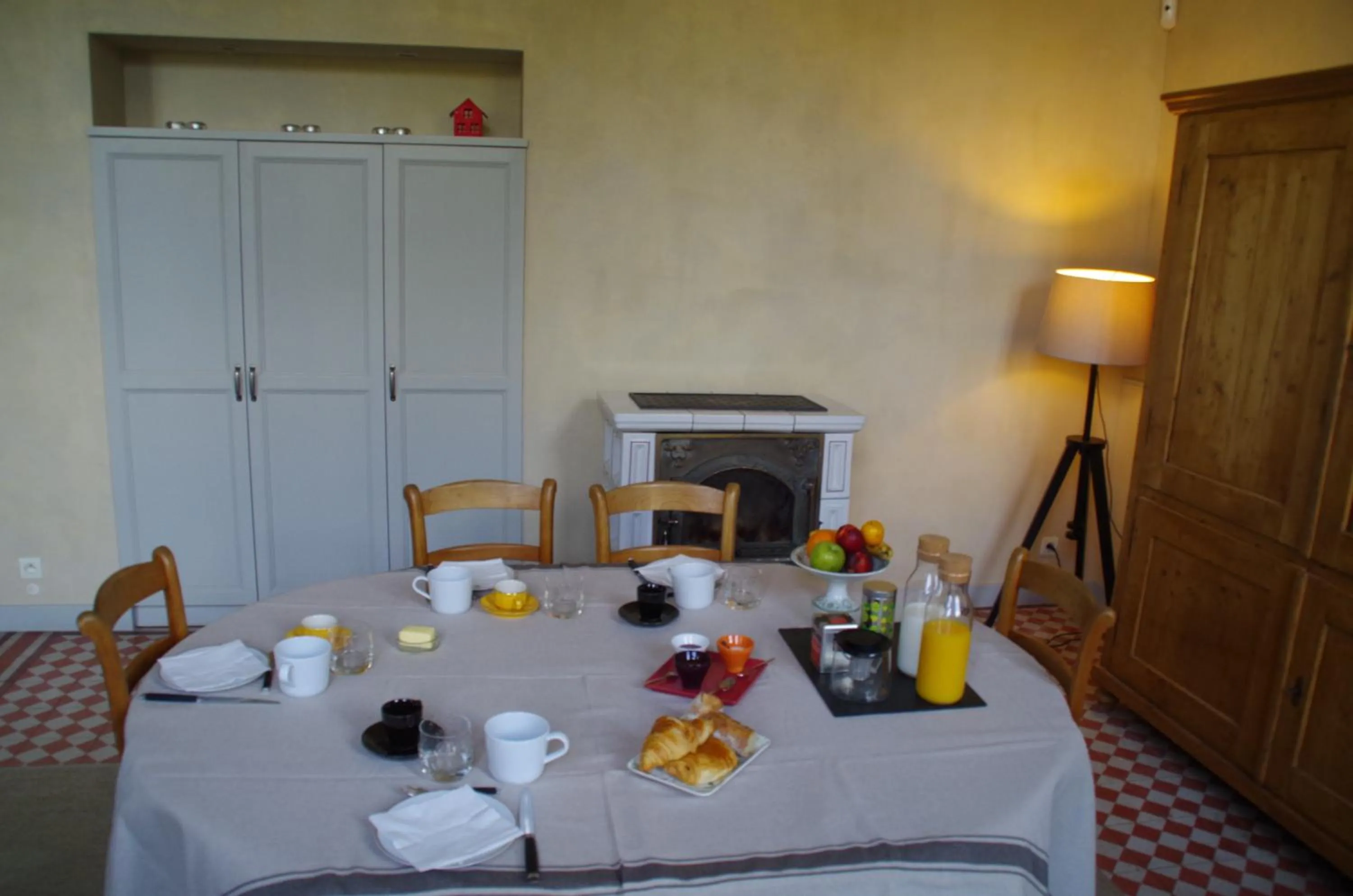 Food and drinks in Maison Latour