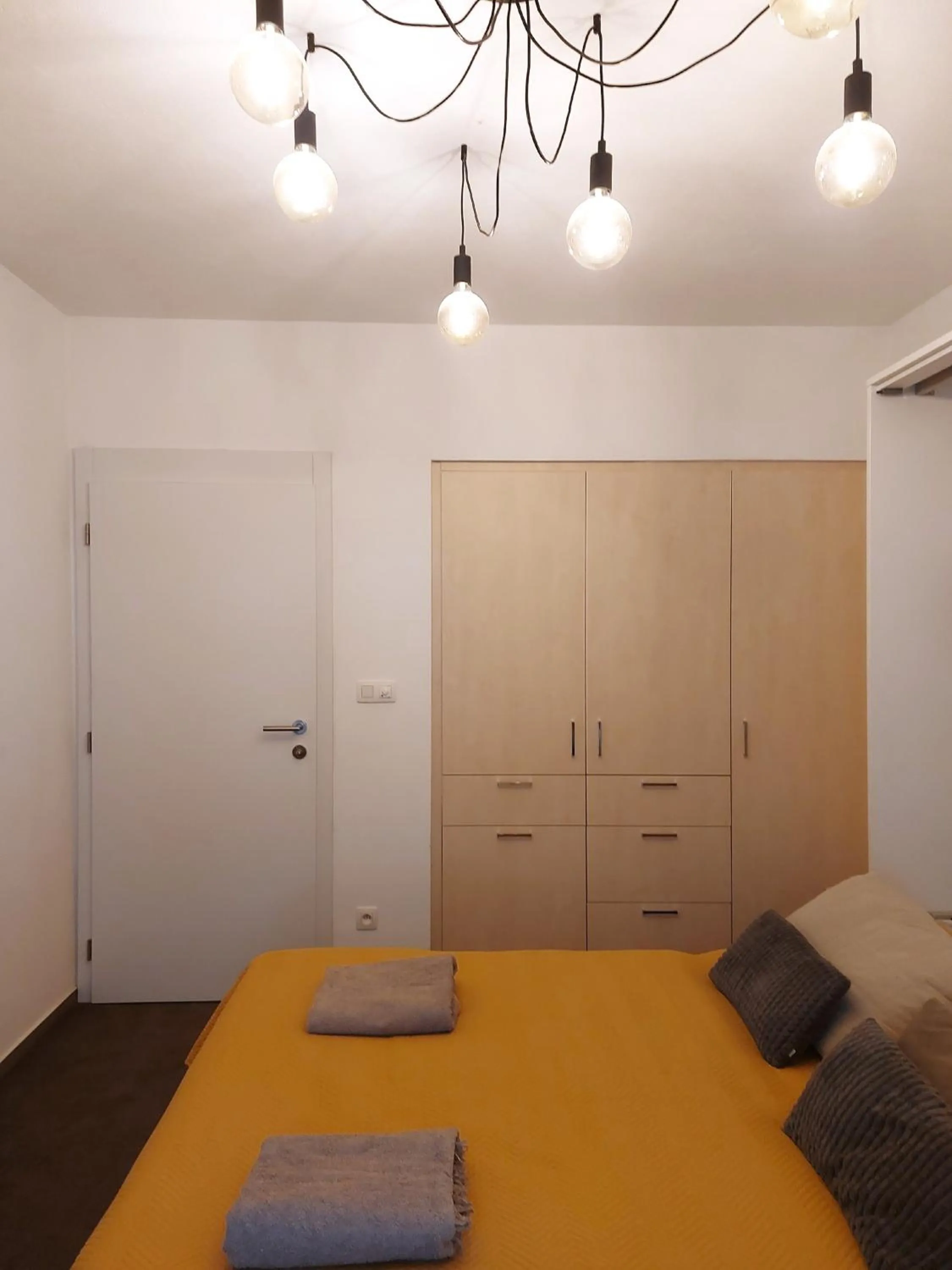 wardrobe, Bed in VIGEO lounge b&b coffee