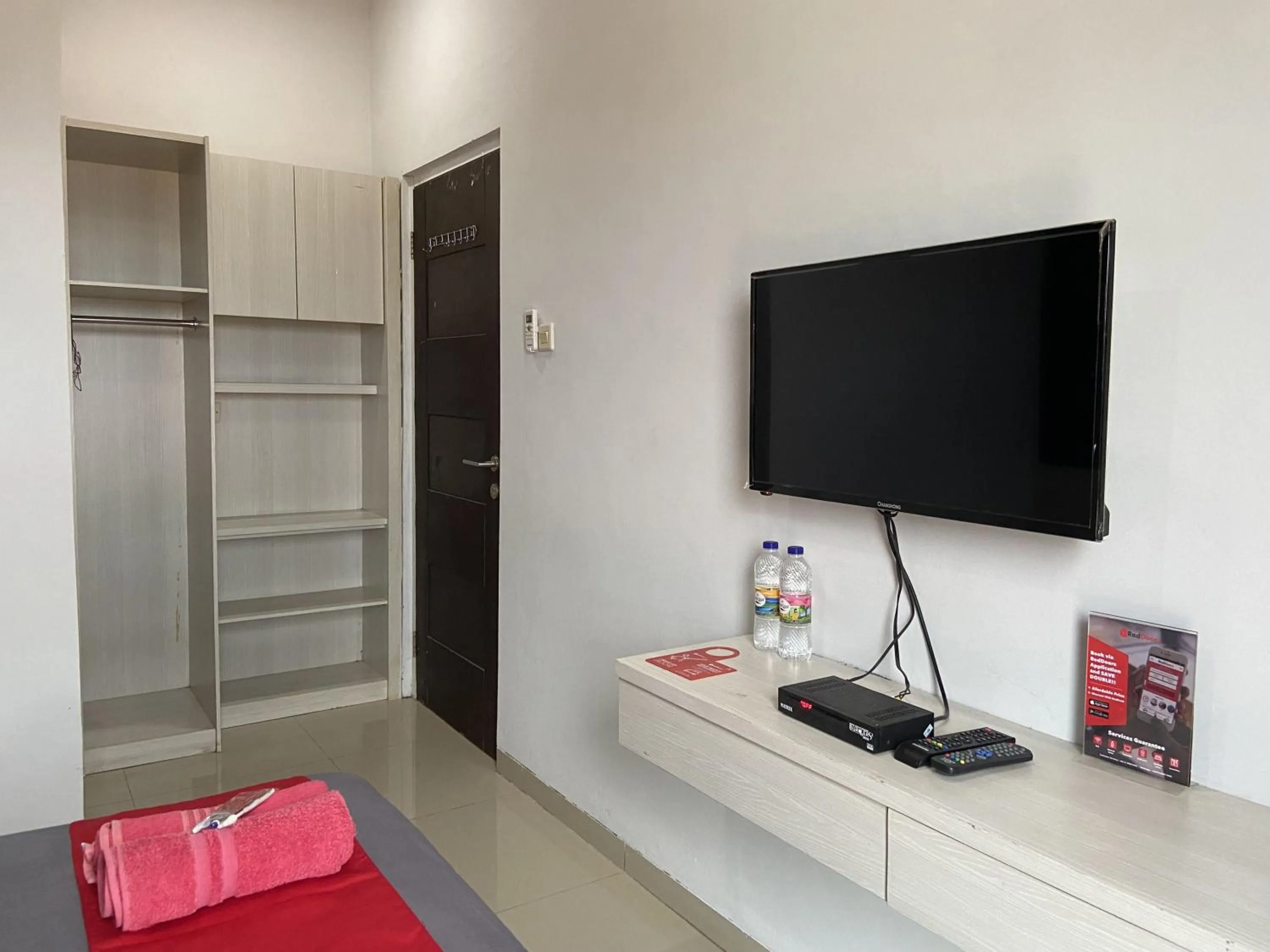 Bedroom in RedDoorz near RSUD Margono Purwokerto 3