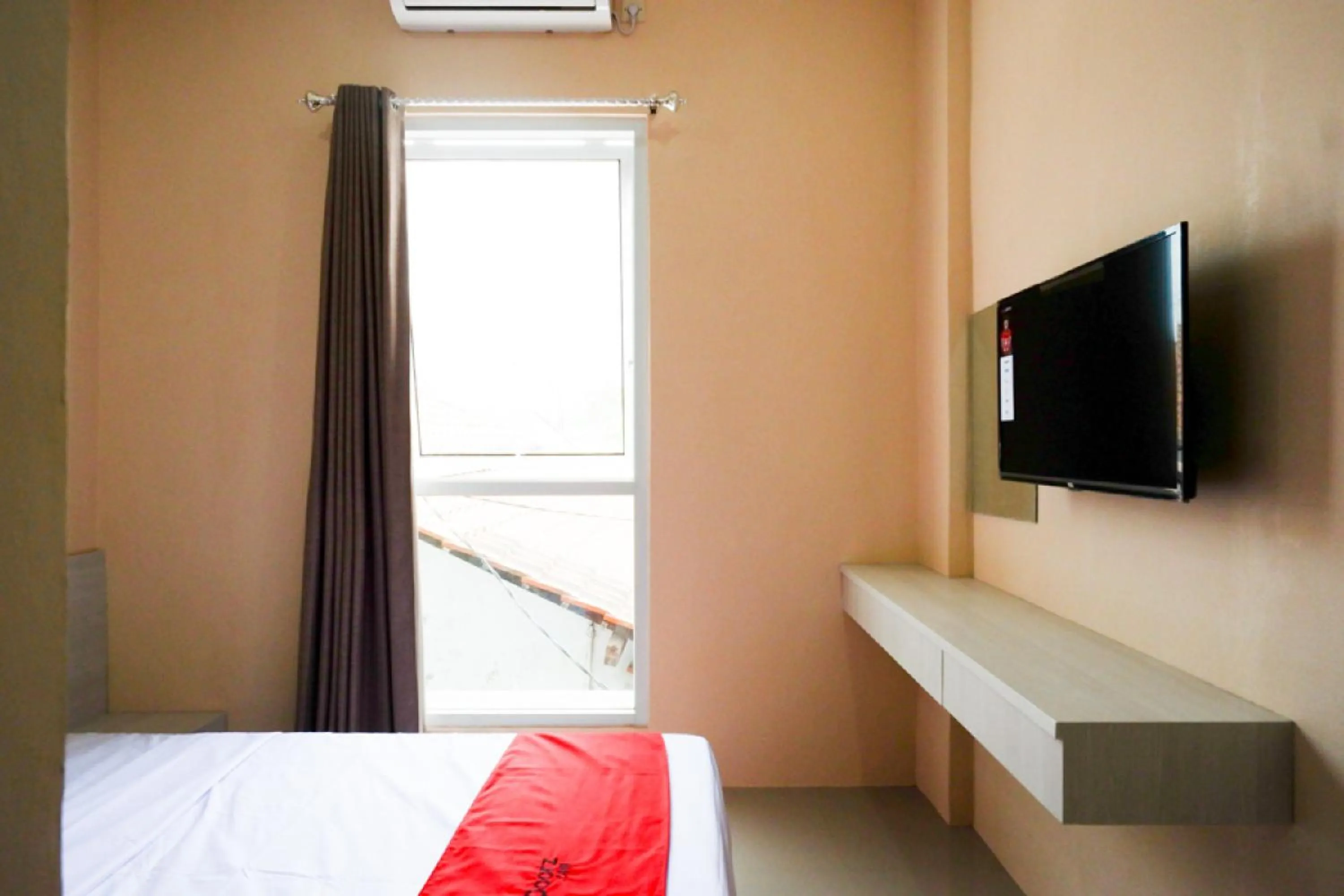 Bedroom, Bed in RedDoorz near RSUD Margono Purwokerto 3