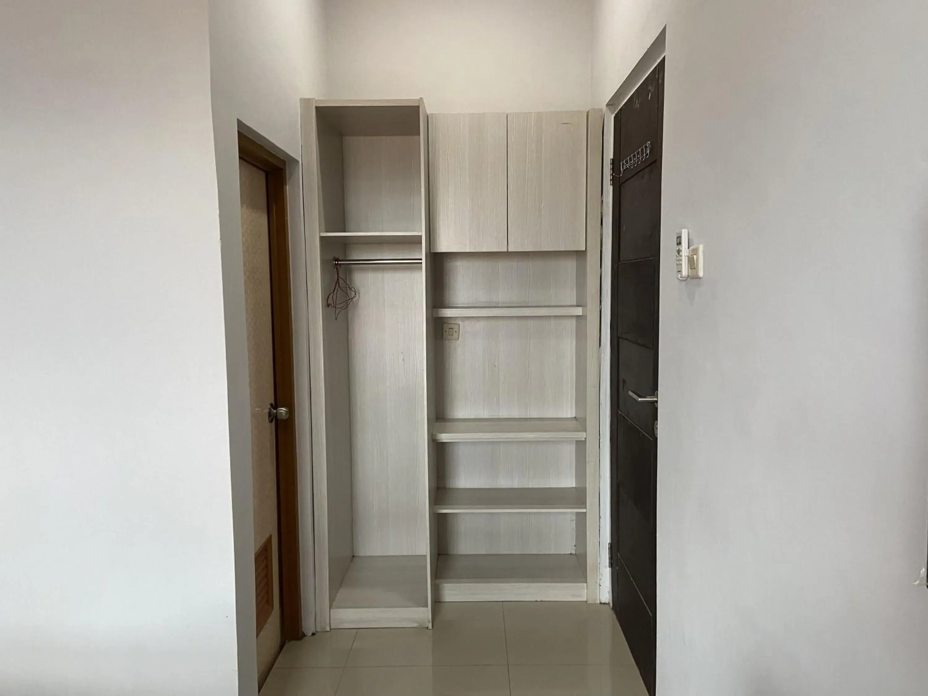 wardrobe in RedDoorz near RSUD Margono Purwokerto 3 wardrobe in RedDoorz near RSUD Margono Purwokerto 3