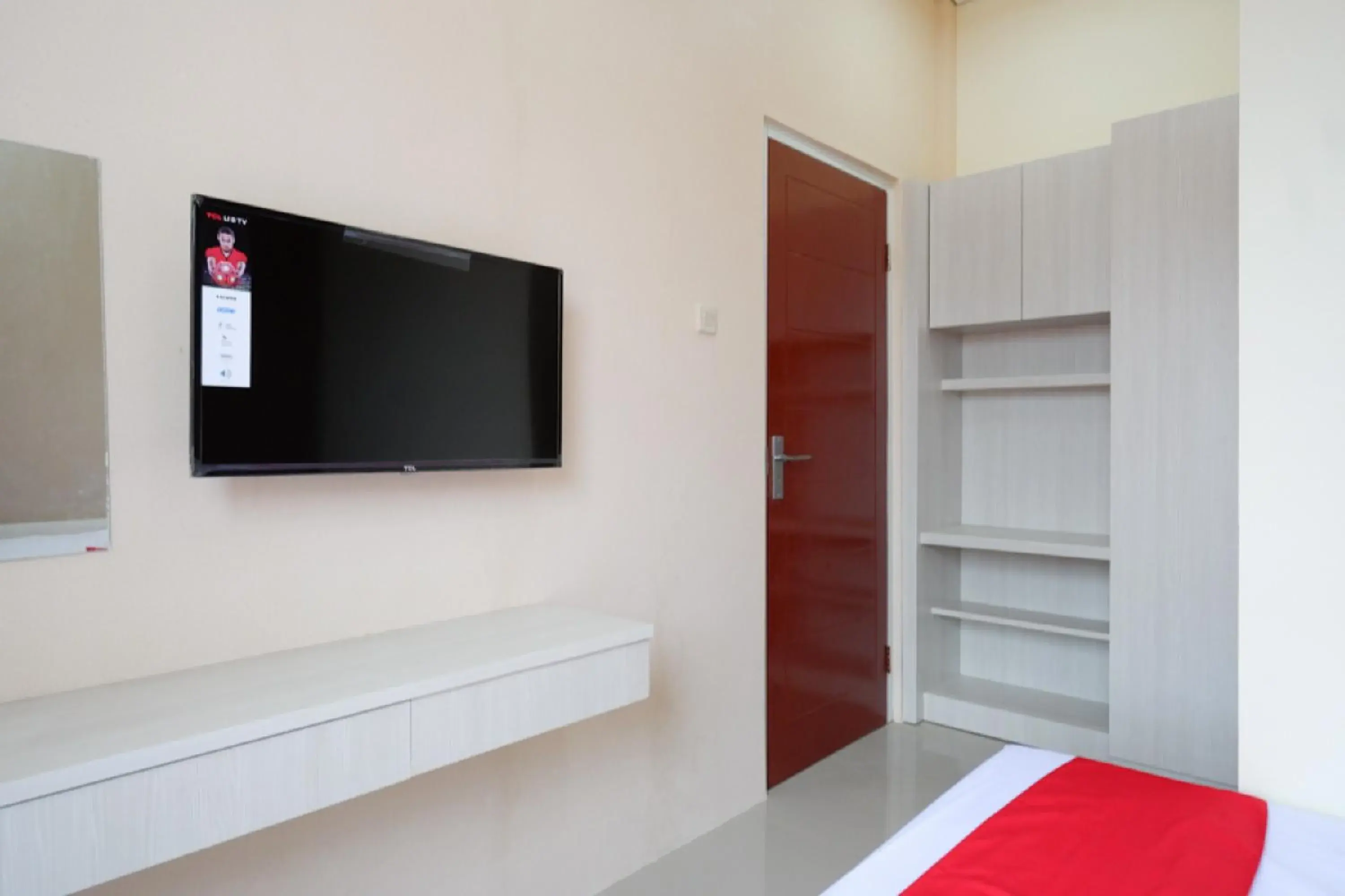 TV and multimedia, Bed in RedDoorz near RSUD Margono Purwokerto 3 TV and multimedia, Bed in RedDoorz near RSUD Margono Purwokerto 3