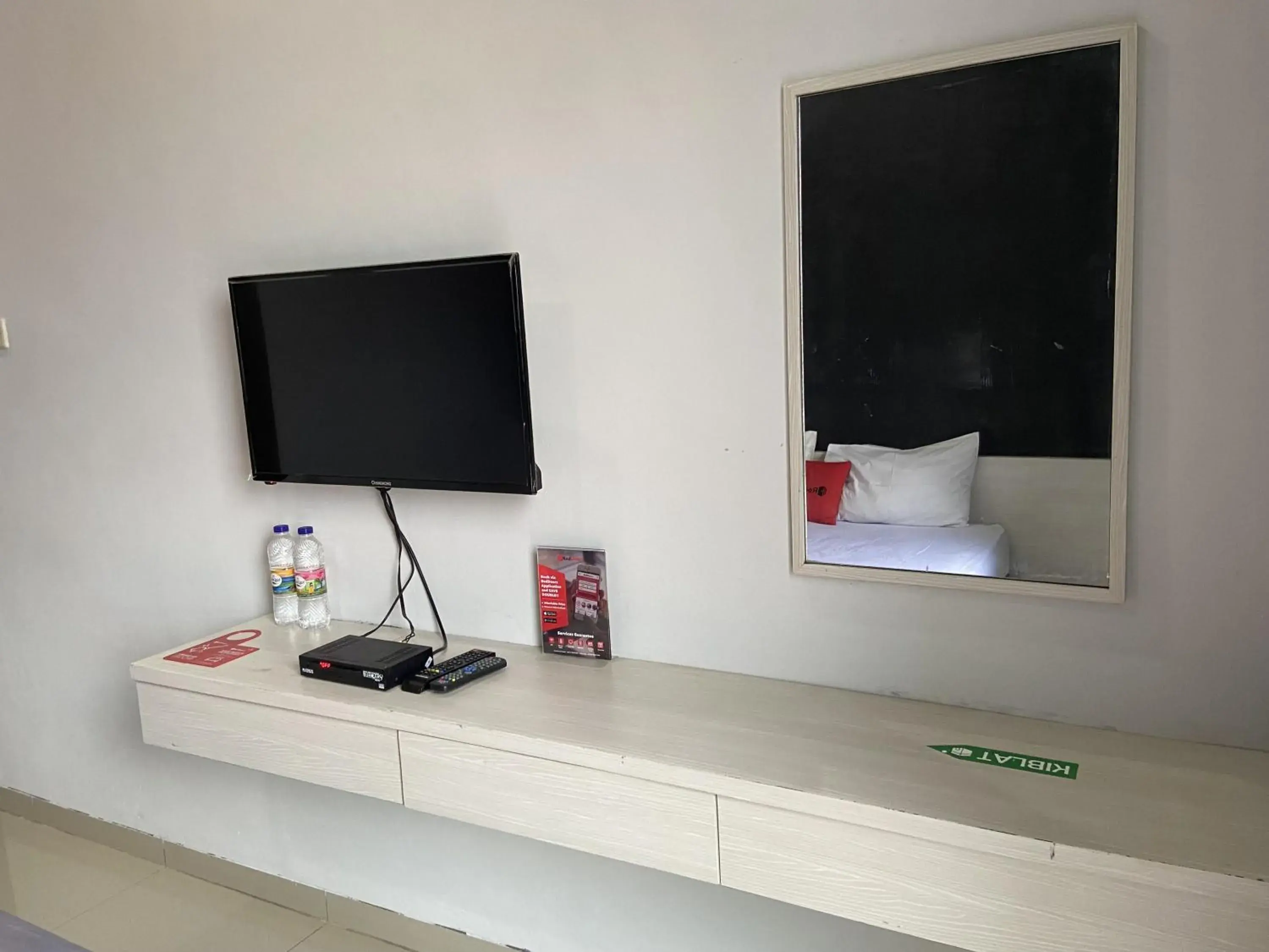 TV and multimedia in RedDoorz near RSUD Margono Purwokerto 3 TV and multimedia in RedDoorz near RSUD Margono Purwokerto 3