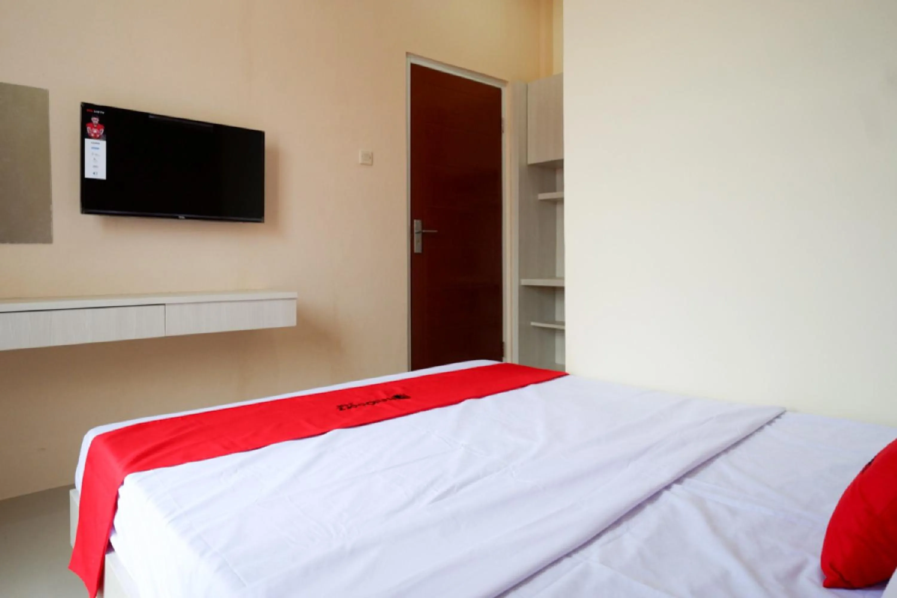 Bedroom, Bed in RedDoorz near RSUD Margono Purwokerto 3