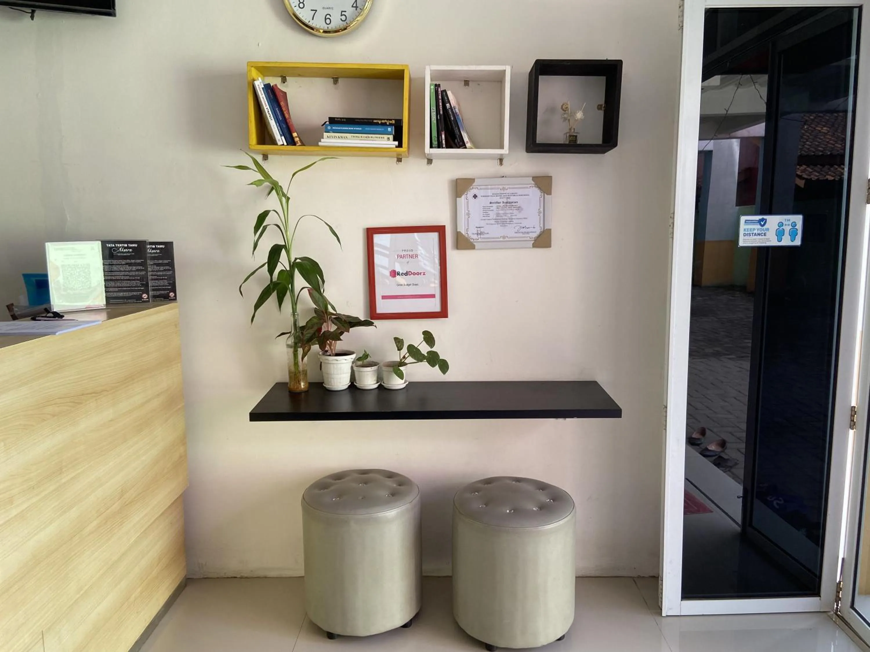 Lobby or reception in RedDoorz near RSUD Margono Purwokerto 3