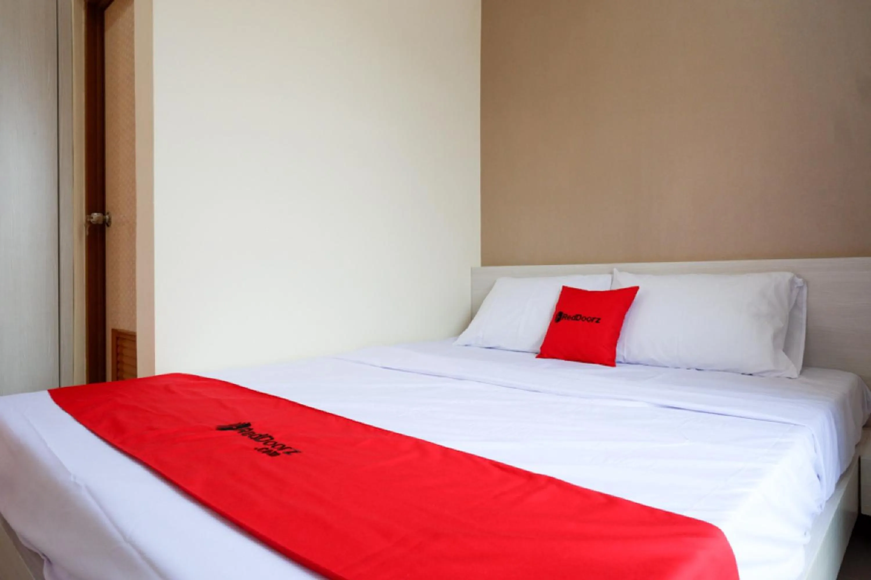 Bedroom, Bed in RedDoorz near RSUD Margono Purwokerto 3