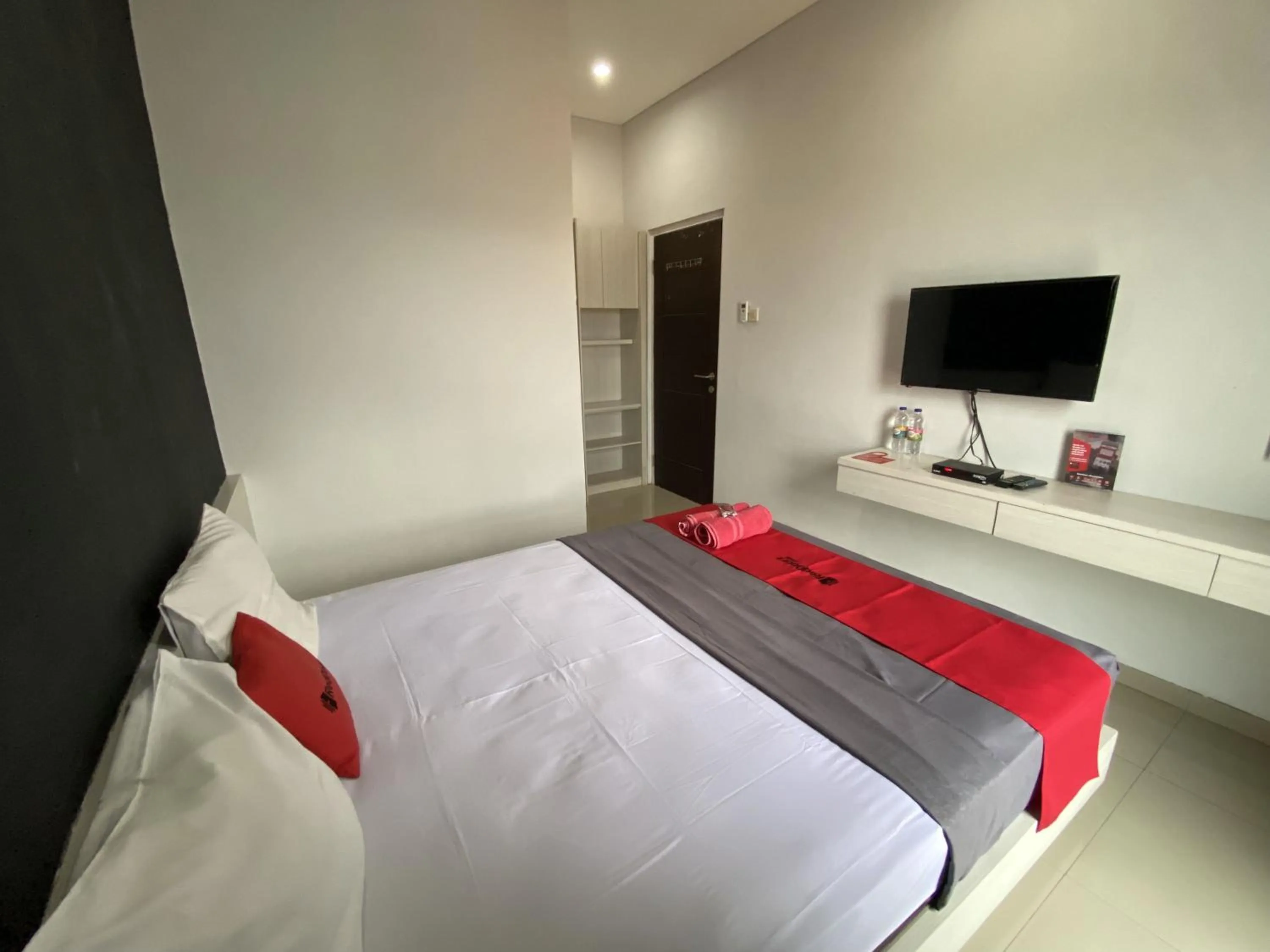 Bedroom, Bed in RedDoorz near RSUD Margono Purwokerto 3