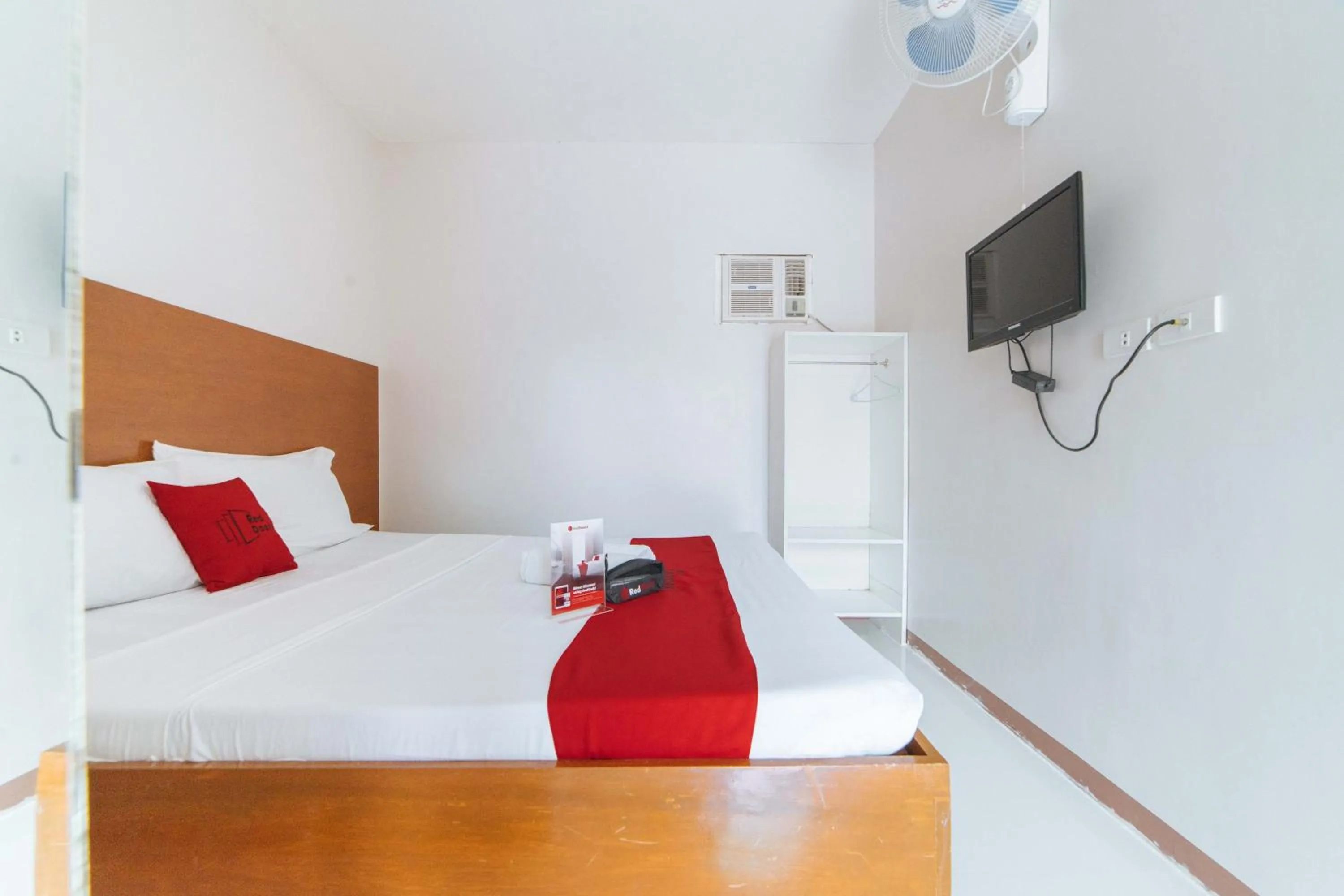 Bed in RedDoorz @ Old Buswang Road