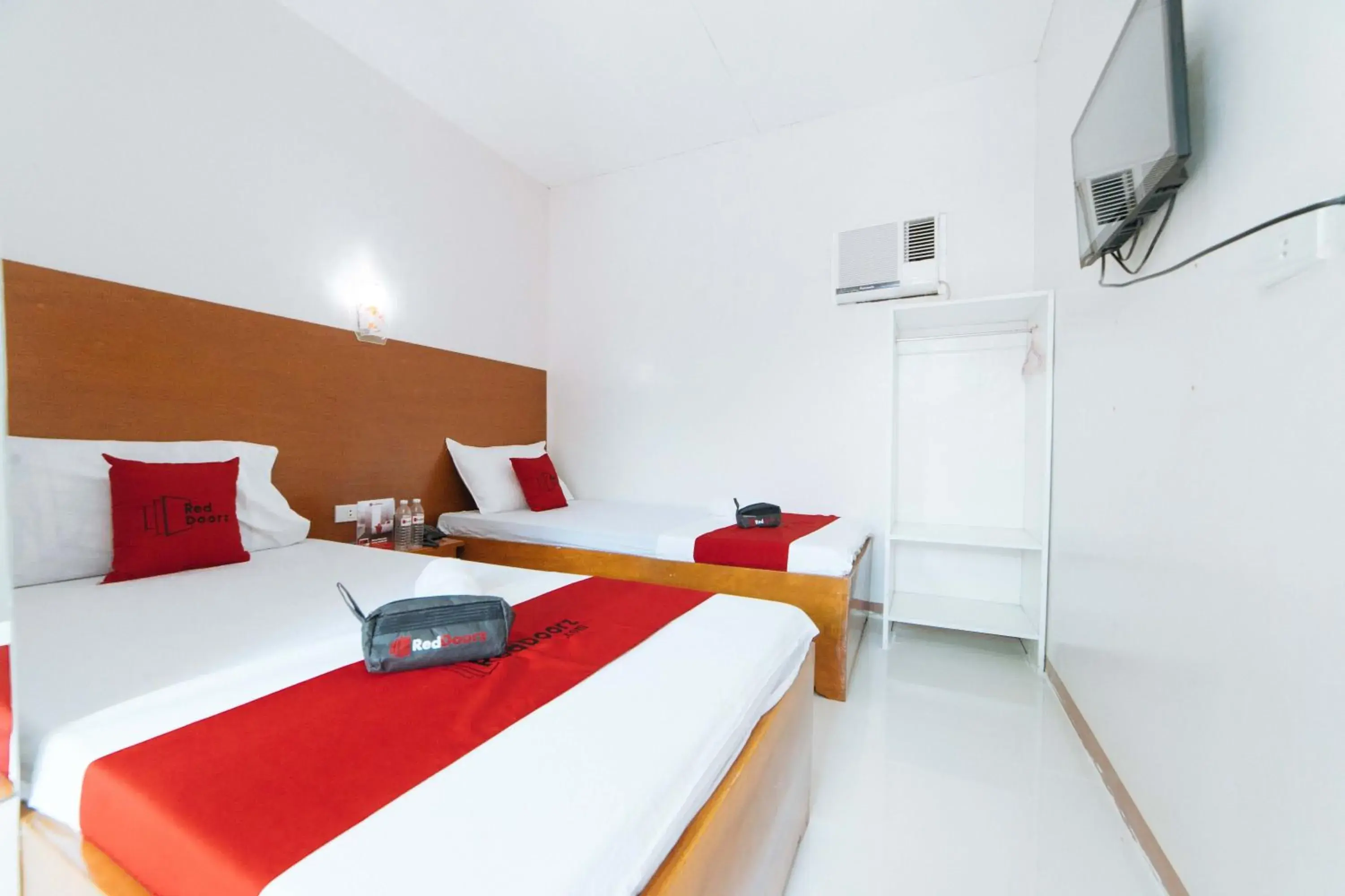 Twin Room in RedDoorz @ Old Buswang Road Twin Room in RedDoorz @ Old Buswang Road