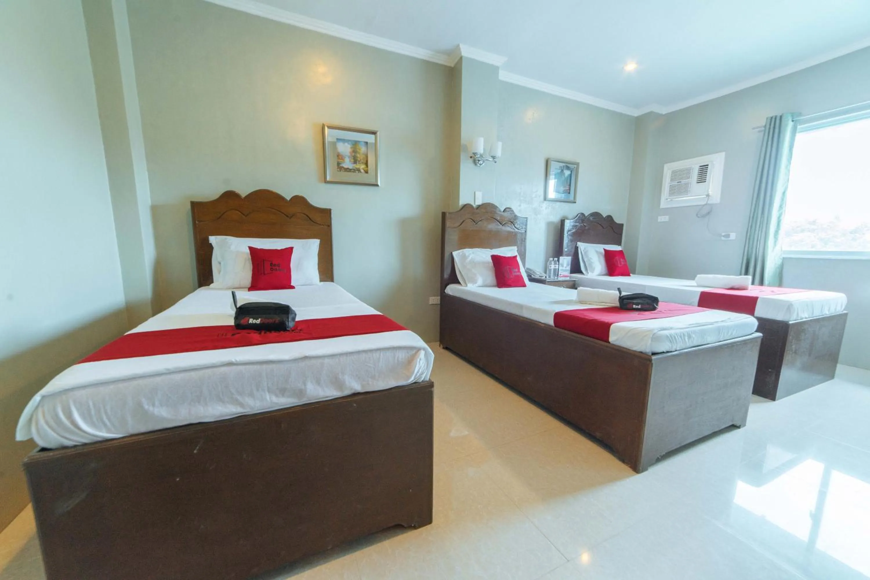 Photo of the whole room, Bed in RedDoorz @ Old Buswang Road