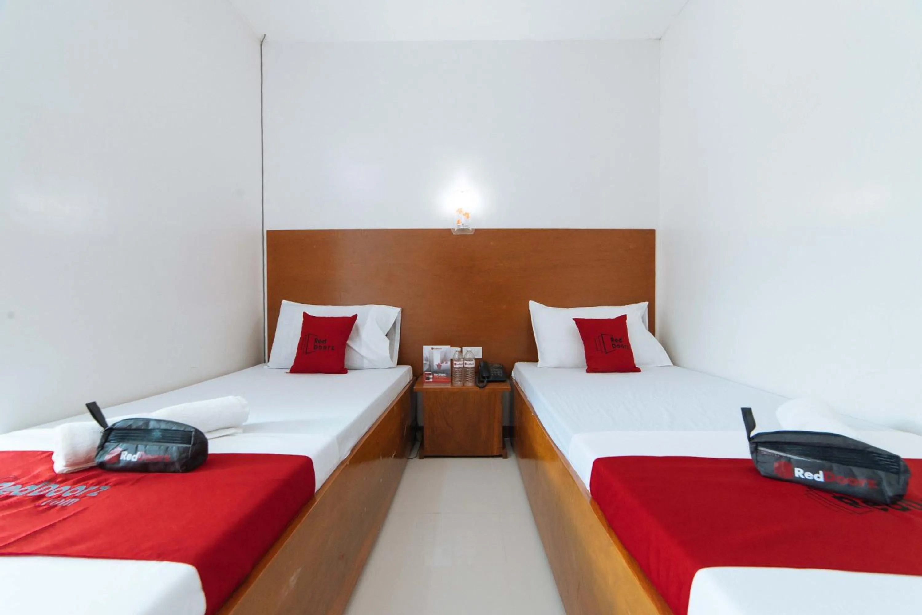 Bed in RedDoorz @ Old Buswang Road