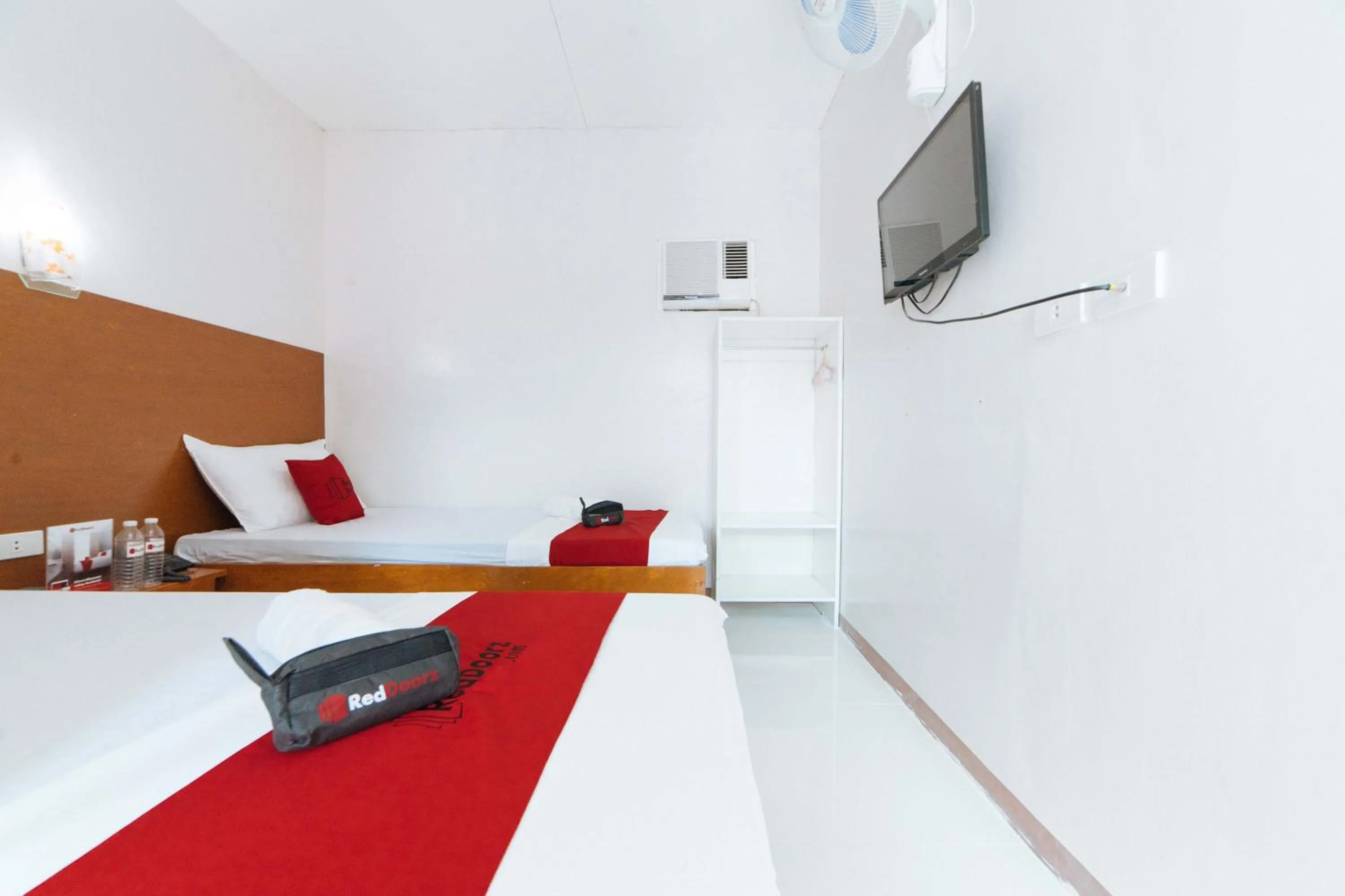 Bed in RedDoorz @ Old Buswang Road