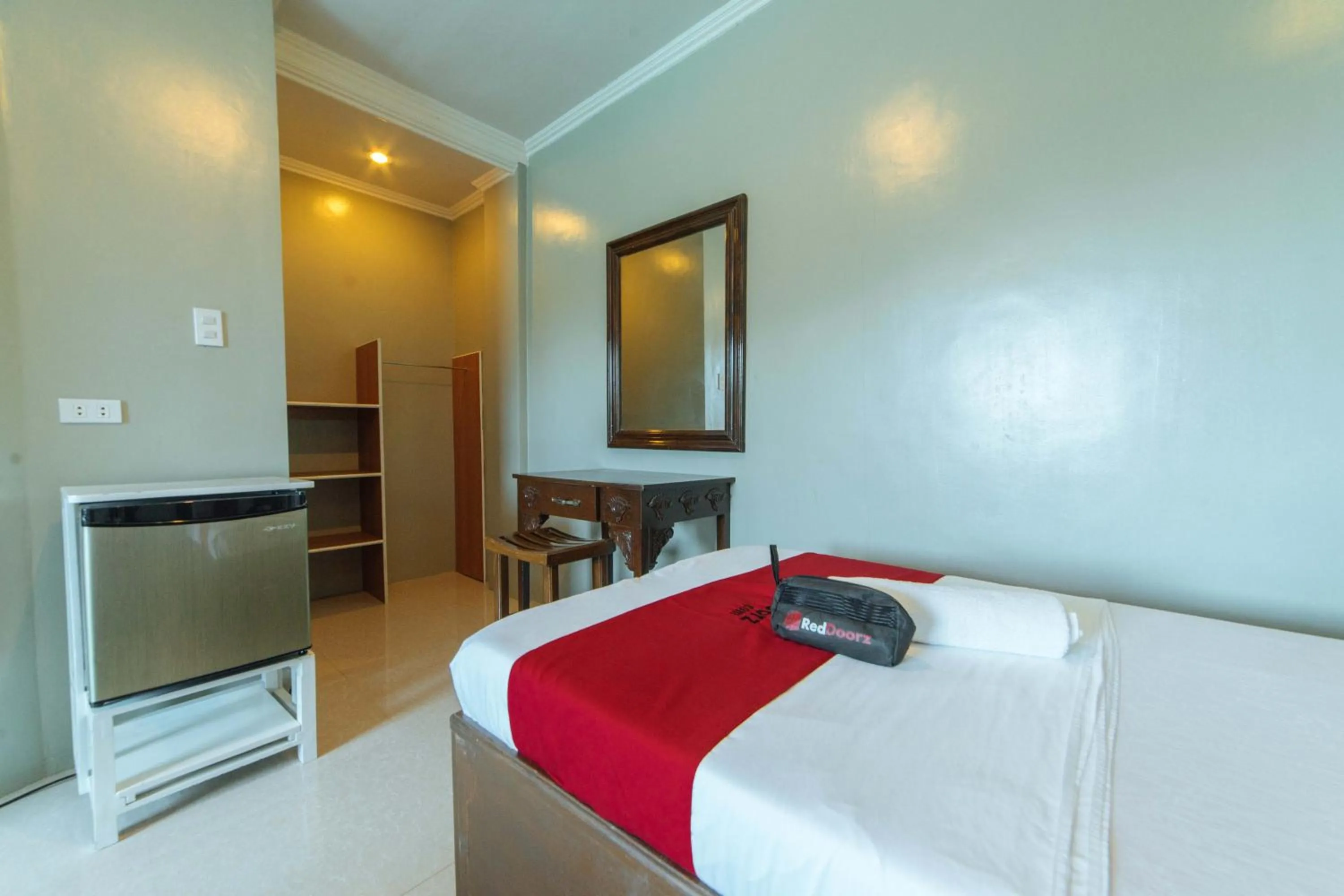 Photo of the whole room, Bed in RedDoorz @ Old Buswang Road