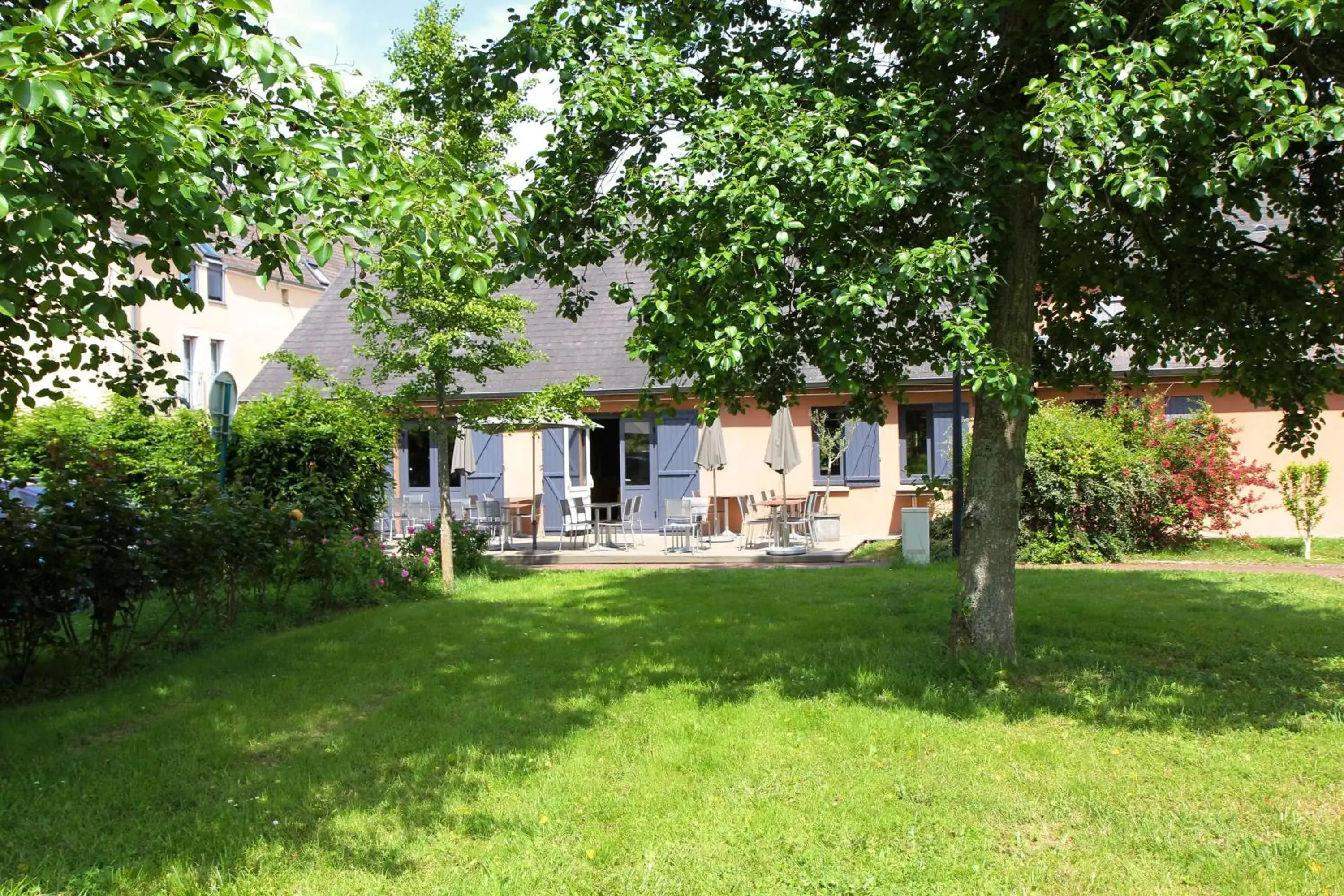 Property building in Best Western The Hotel Versailles Property building in Best Western The Hotel Versailles