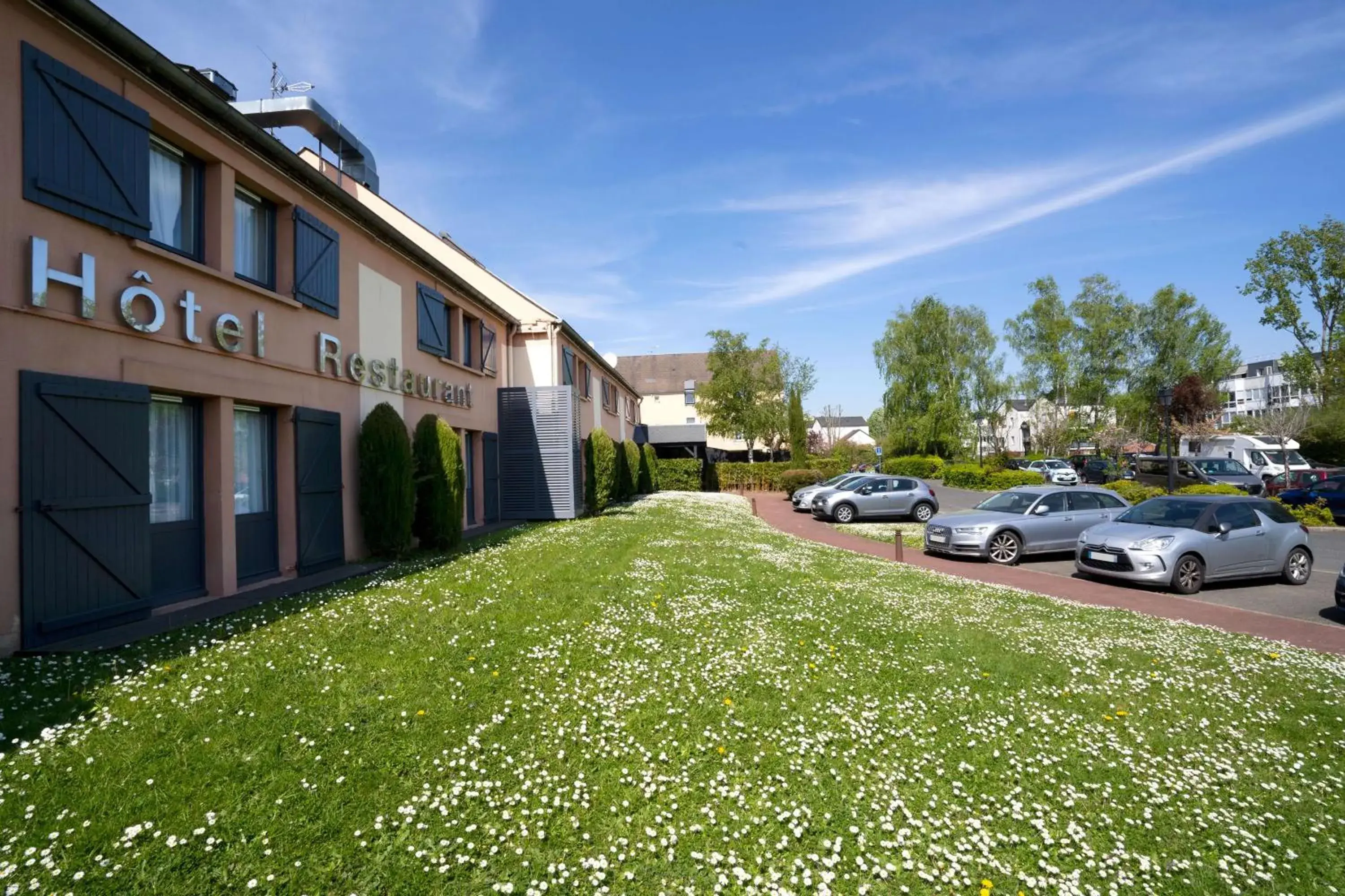 Property building in Best Western The Hotel Versailles Property building in Best Western The Hotel Versailles