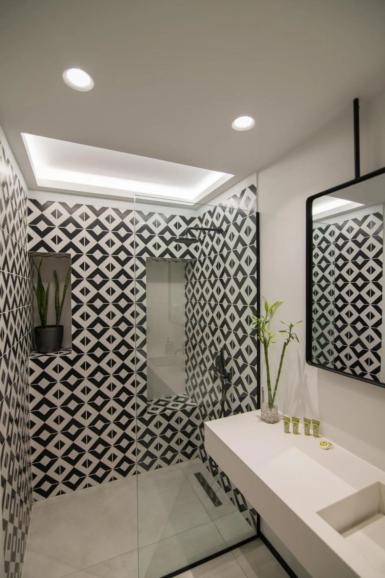 Shower in Ederlezi Zoubourlou Aparthotel