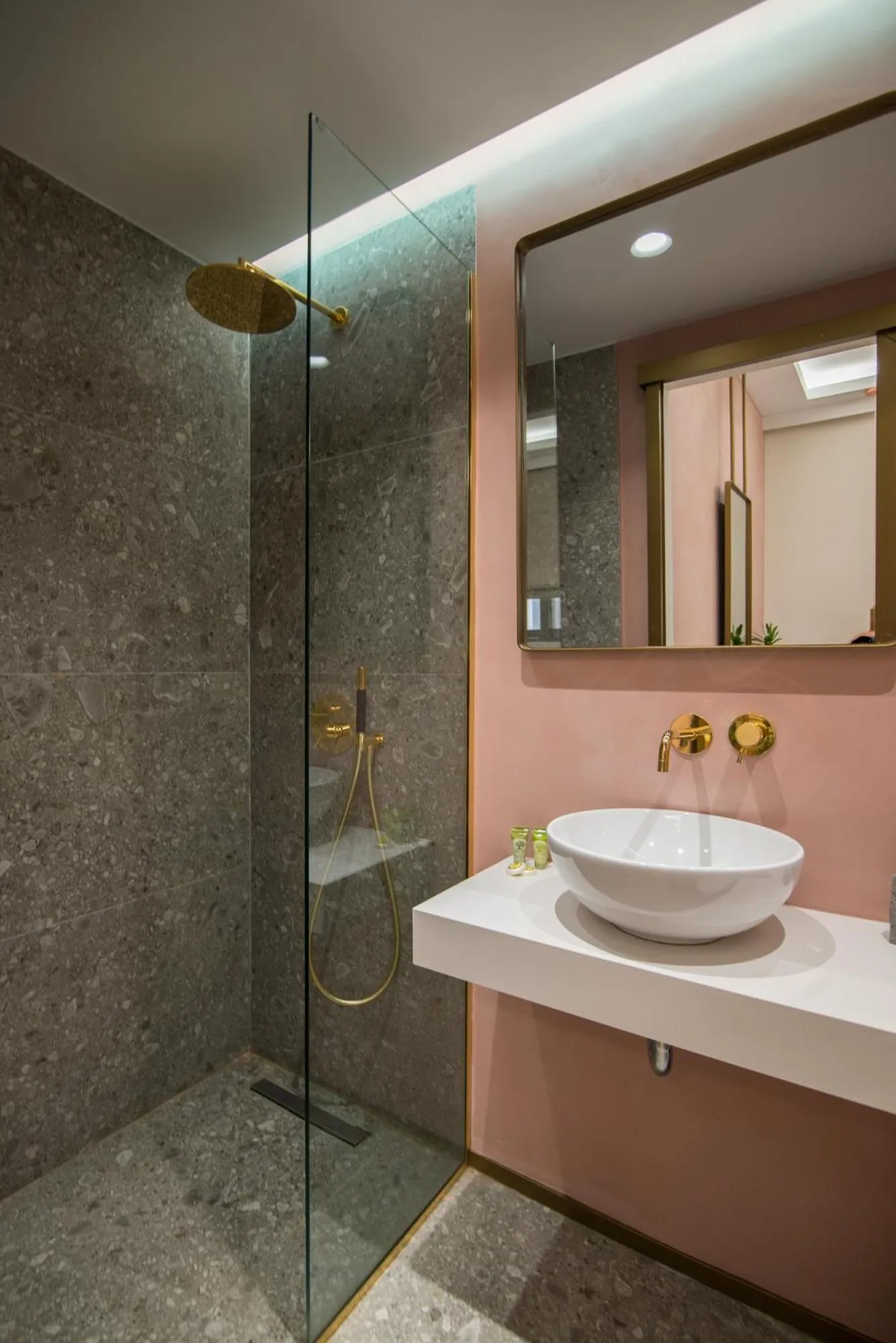 Shower in Ederlezi Zoubourlou Aparthotel