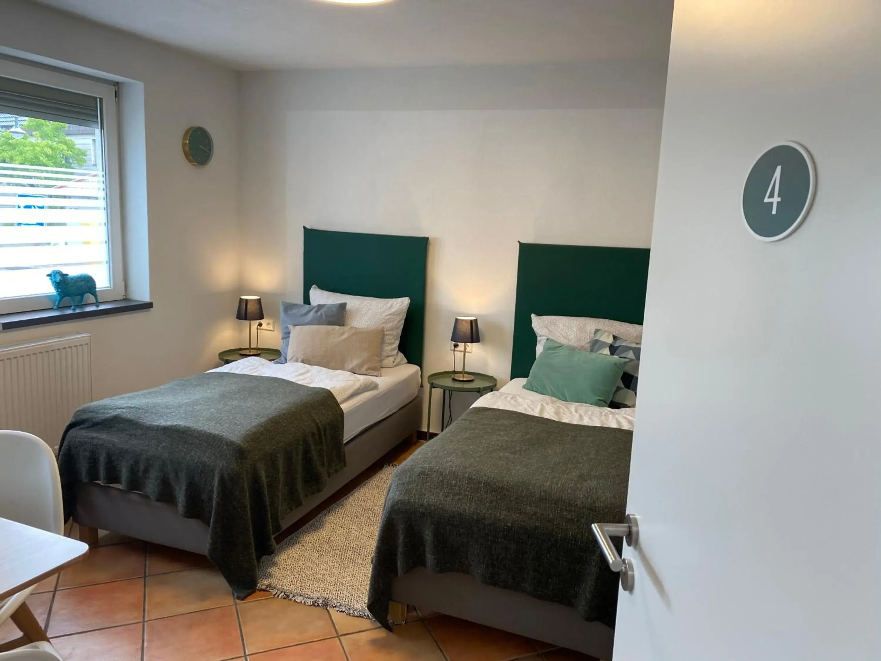 Twin Room with Shower in Sali Homes - GaesteHaus Lamm Obersulm Twin Room with Shower in Sali Homes - GaesteHaus Lamm Obersulm