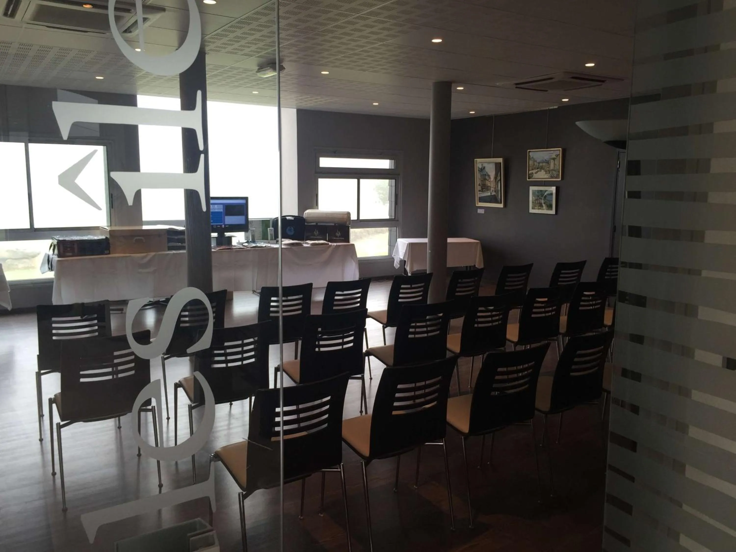 Meeting/conference room in Brit Hotel Golfhotel Saint Samson