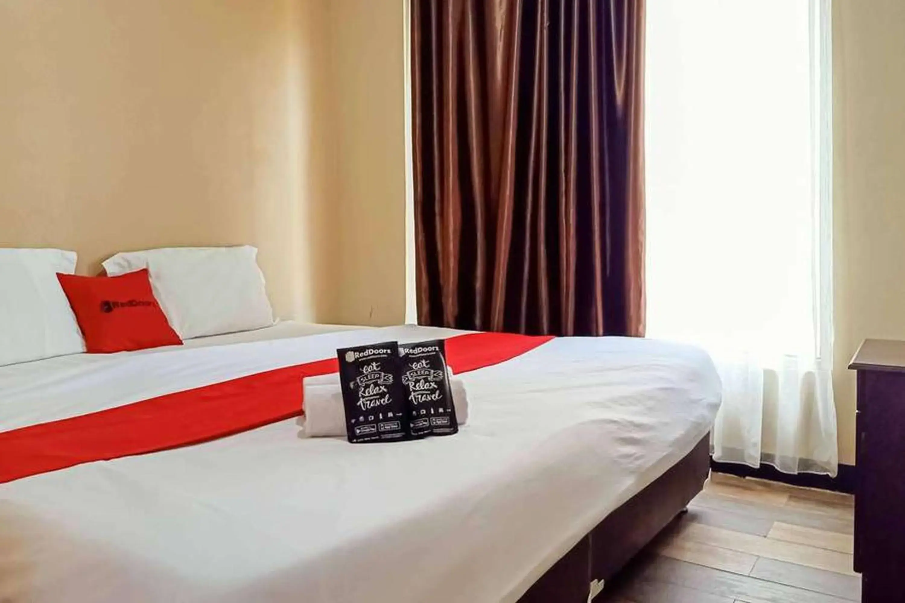 Photo of the whole room, Bed in RedDoorz Syariah At Hotel Putri Gading Bengkulu Photo of the whole room, Bed in RedDoorz Syariah At Hotel Putri Gading Bengkulu