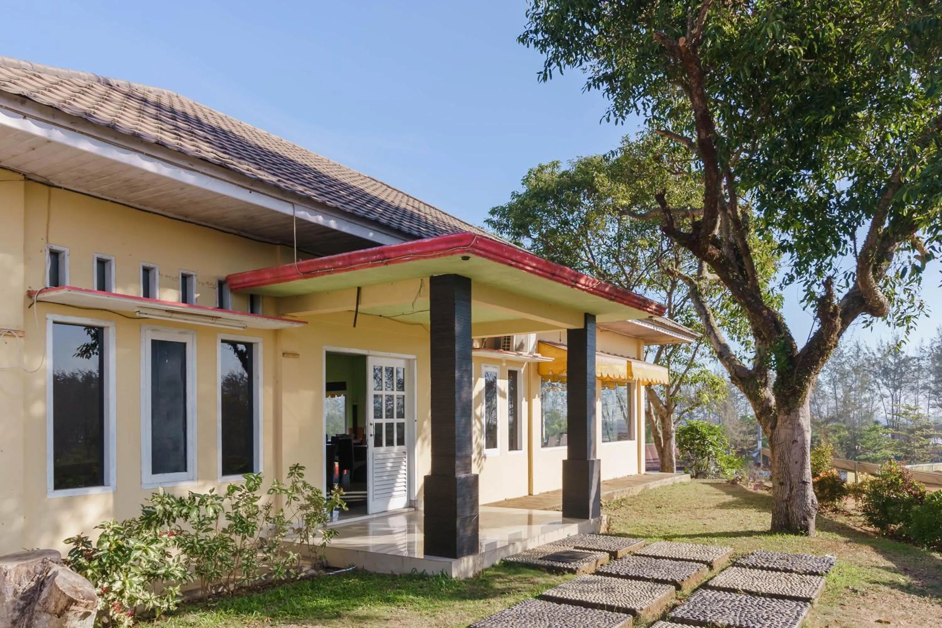 Facade/entrance in RedDoorz Syariah At Hotel Putri Gading Bengkulu