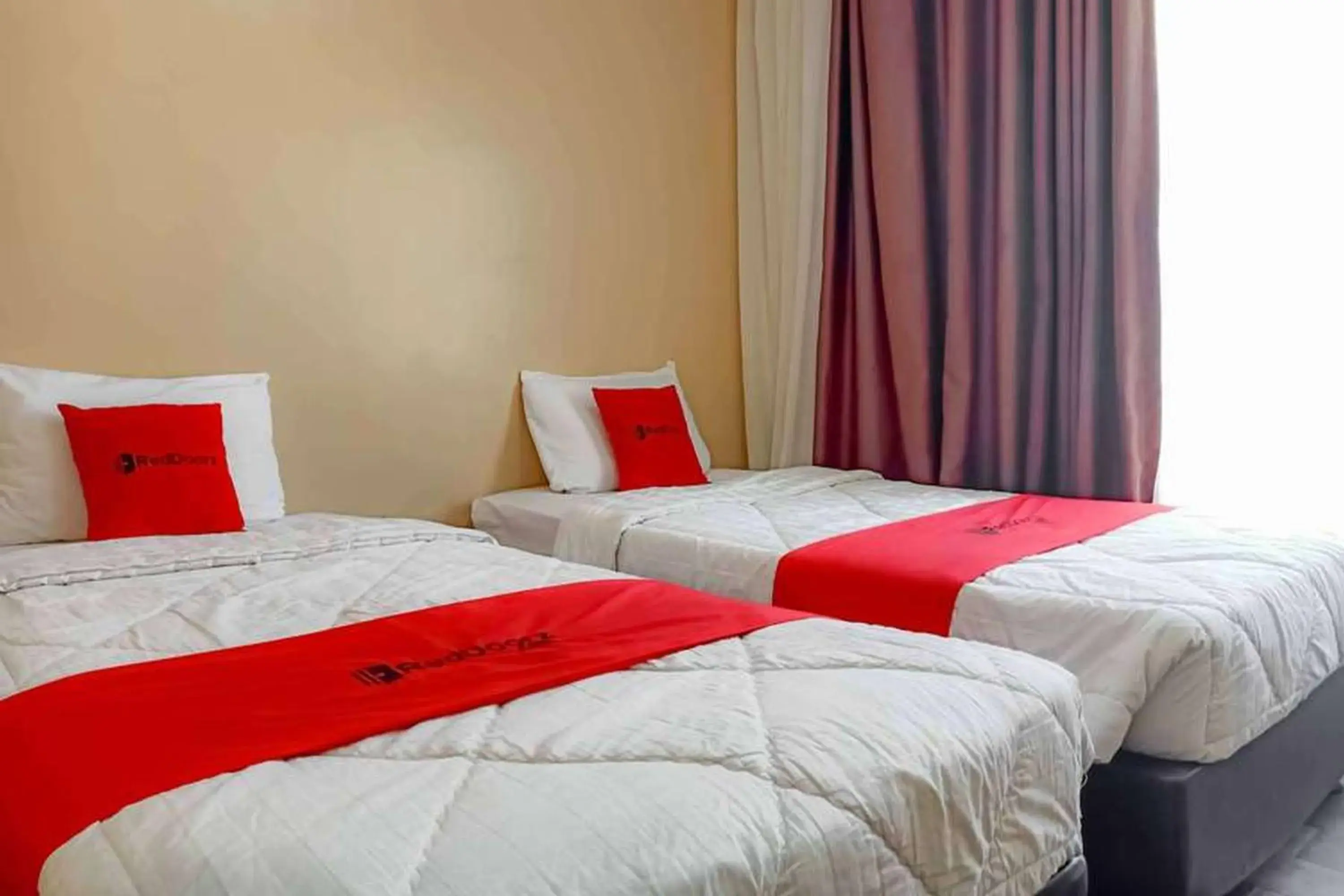 Photo of the whole room, Bed in RedDoorz Syariah At Hotel Putri Gading Bengkulu Photo of the whole room, Bed in RedDoorz Syariah At Hotel Putri Gading Bengkulu