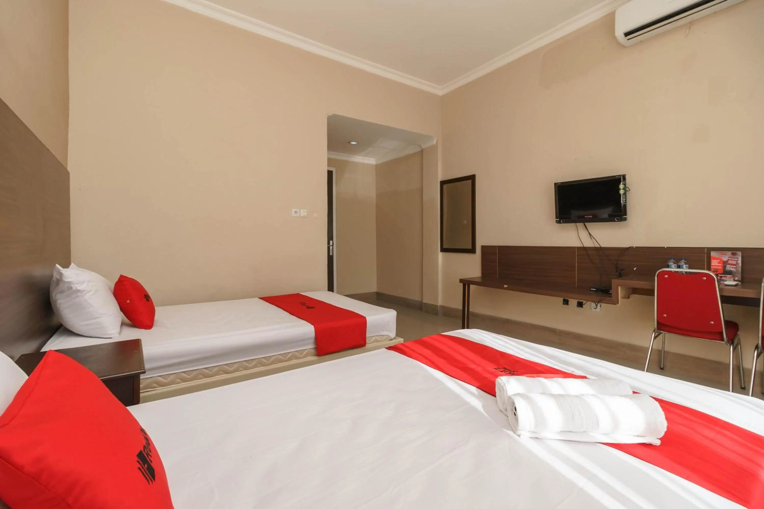 Bedroom, Bed in RedDoorz Syariah At Hotel Putri Gading Bengkulu