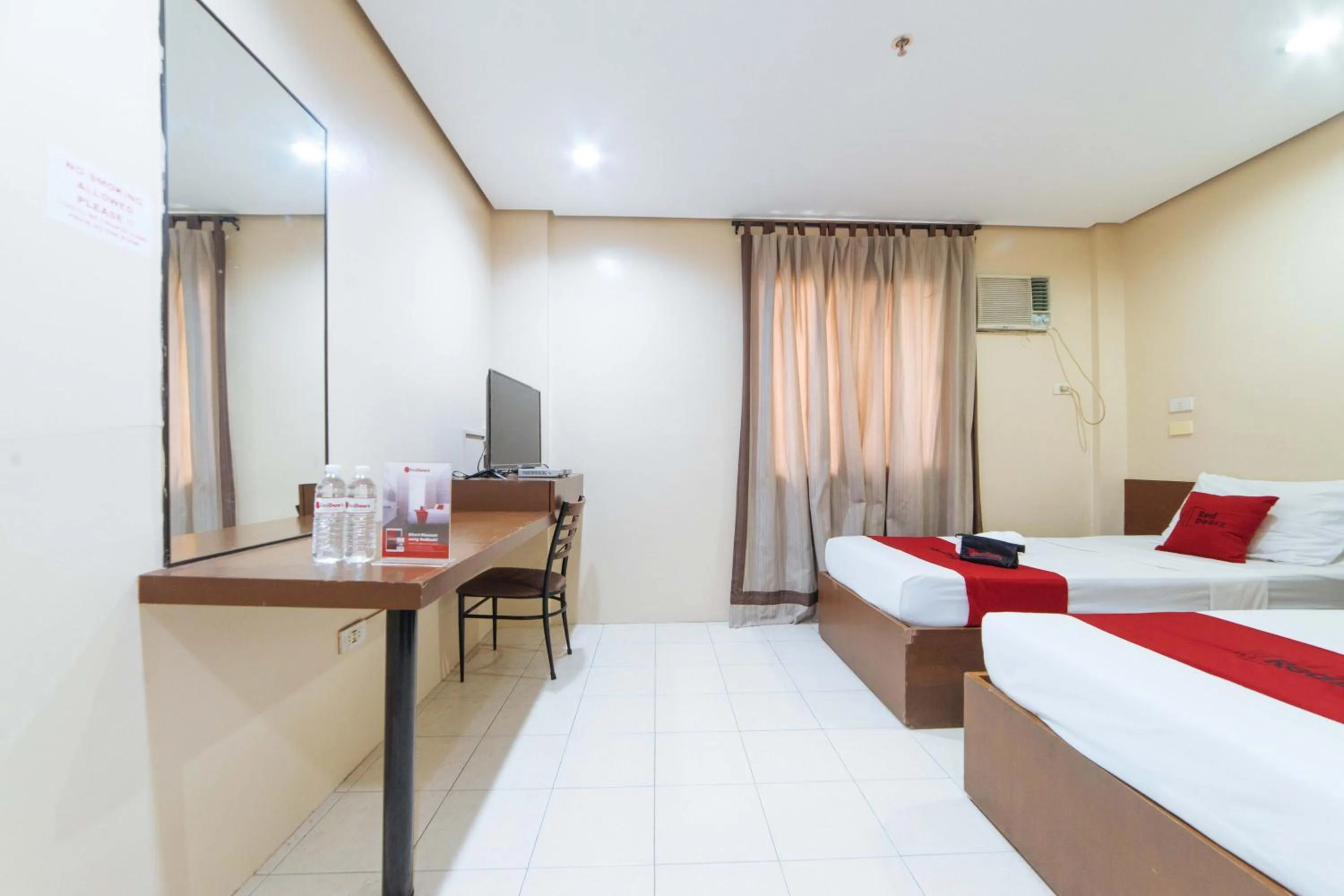 Bed in RedDoorz near Olongapo Bus Terminal