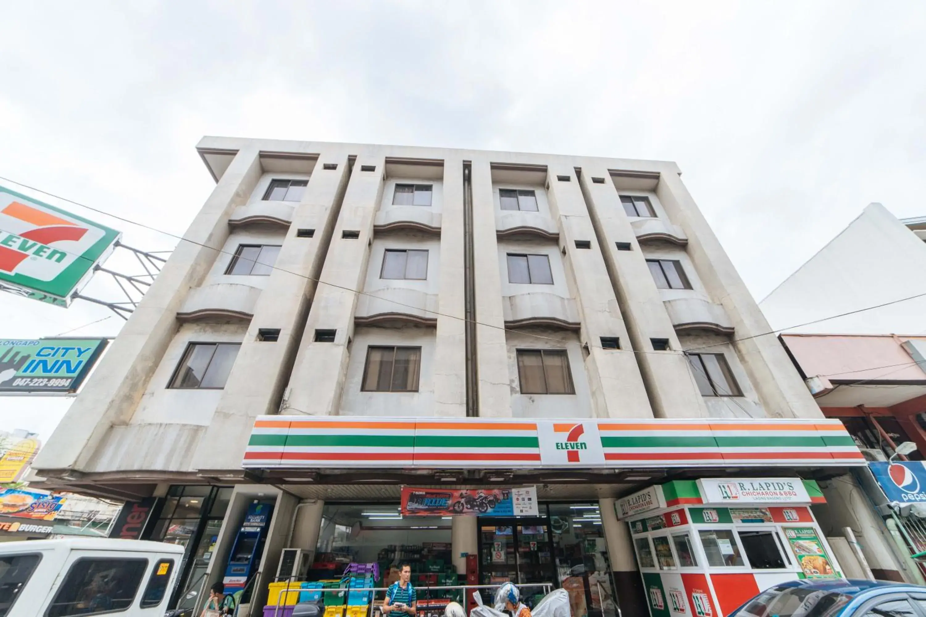 Property building in RedDoorz near Olongapo Bus Terminal Property building in RedDoorz near Olongapo Bus Terminal