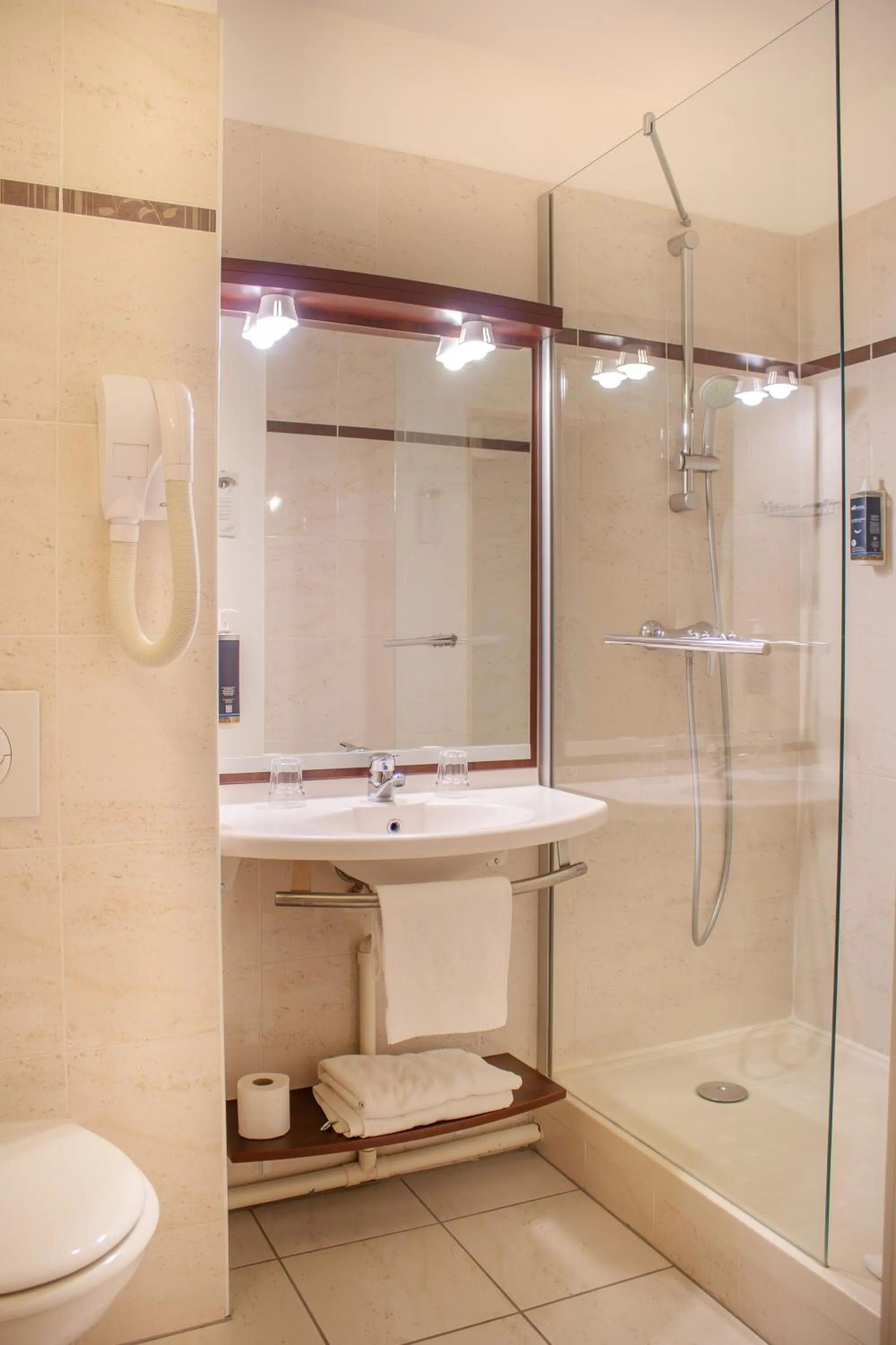 Bathroom in Brit Hotel Châteaudun