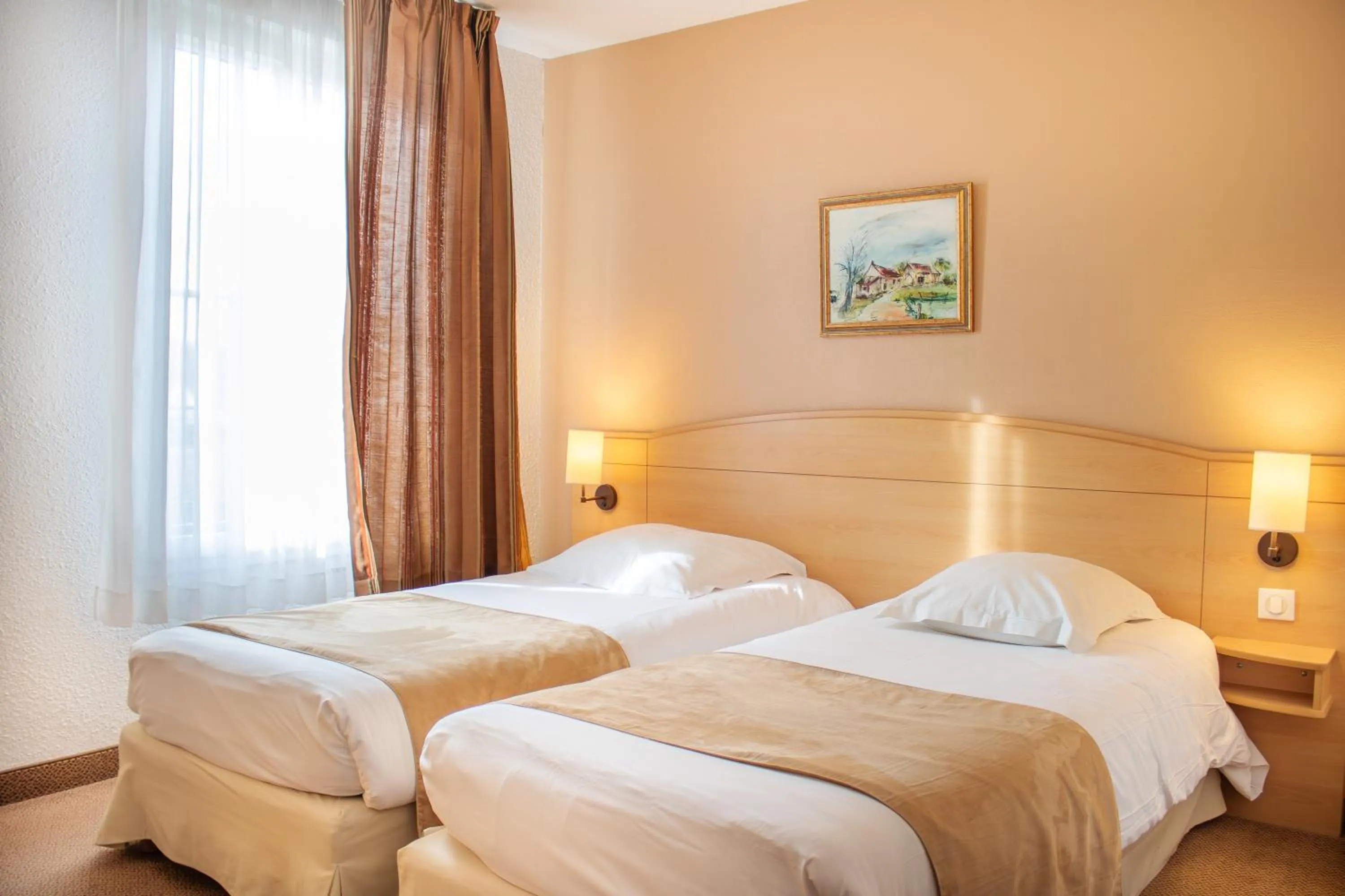 Bed in Brit Hotel Châteaudun